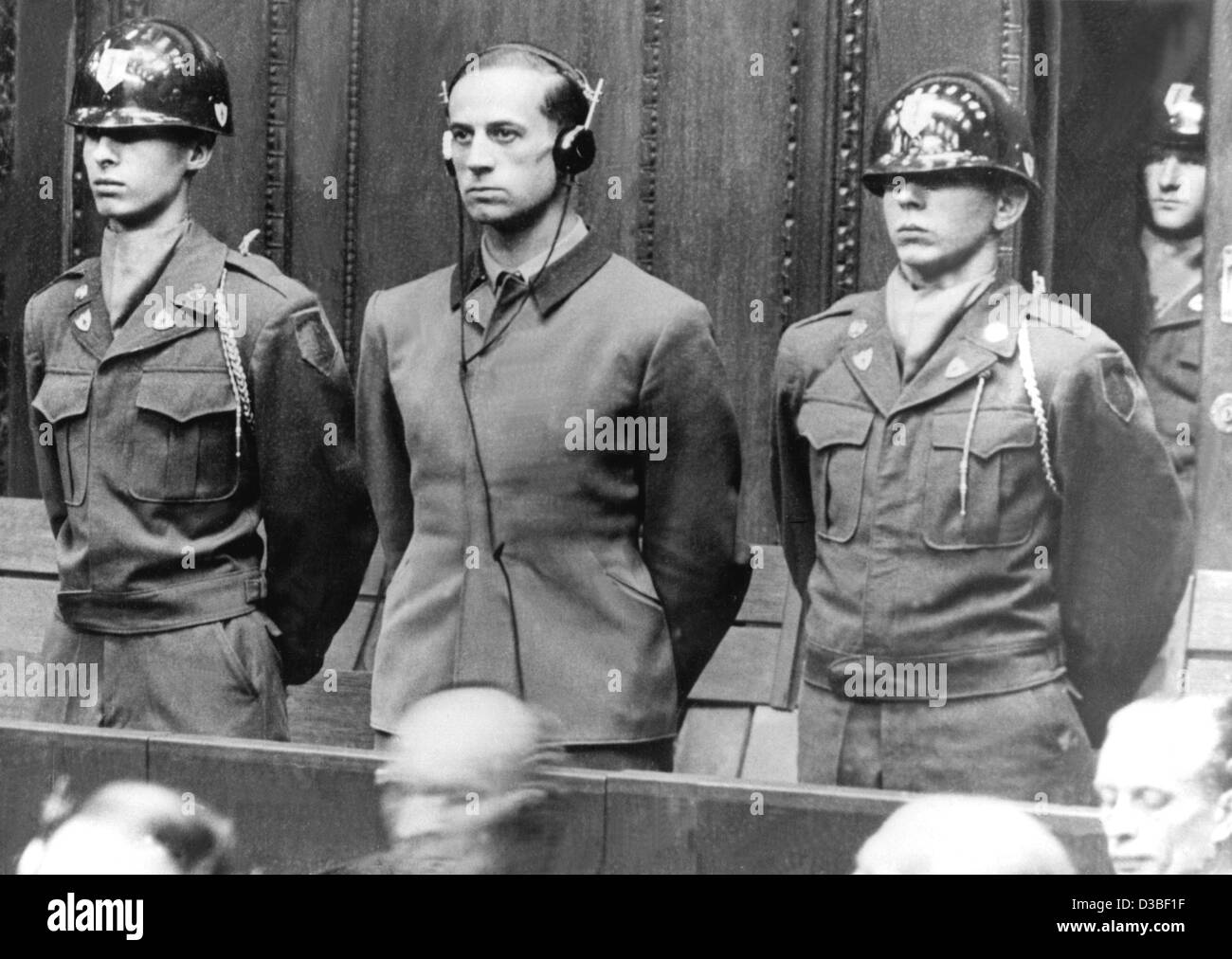 (Afp) - L'un des principaux accusés, Karl Brandt (C) qui avait été le médecin personnel d'Adolf Hitler, à l'écoute de la proclamation de son verdict sur le 'Doctors Procès" du procès de Nuremberg à la cour à Nuremberg, Allemagne, 20 août 1947. Brandt a été condamné à mort par pendaison et Banque D'Images