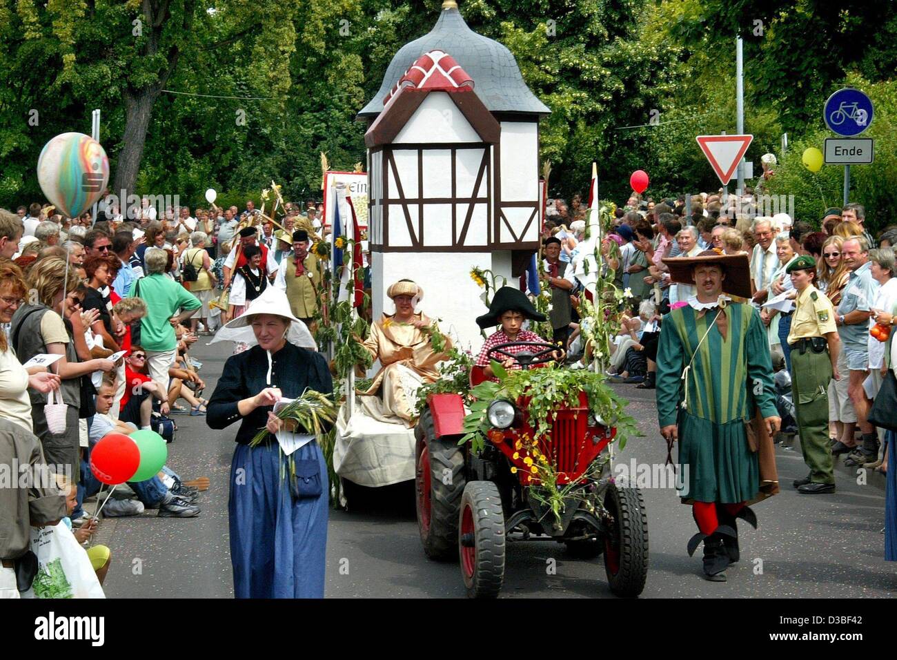 (Afp) - Un défilé de gens habillés en costumes se déplacer dans les rues devant une foule enthousiaste au cours de la 'Saxon-Anhalt-Tag» à Magdeburg, Allemagne, 29 juin 2003. Environ 4 500 participants de toute l'état allemand de Saxe-Anhalt a pris part au défilé qui a comporté le mineature constructi Banque D'Images
