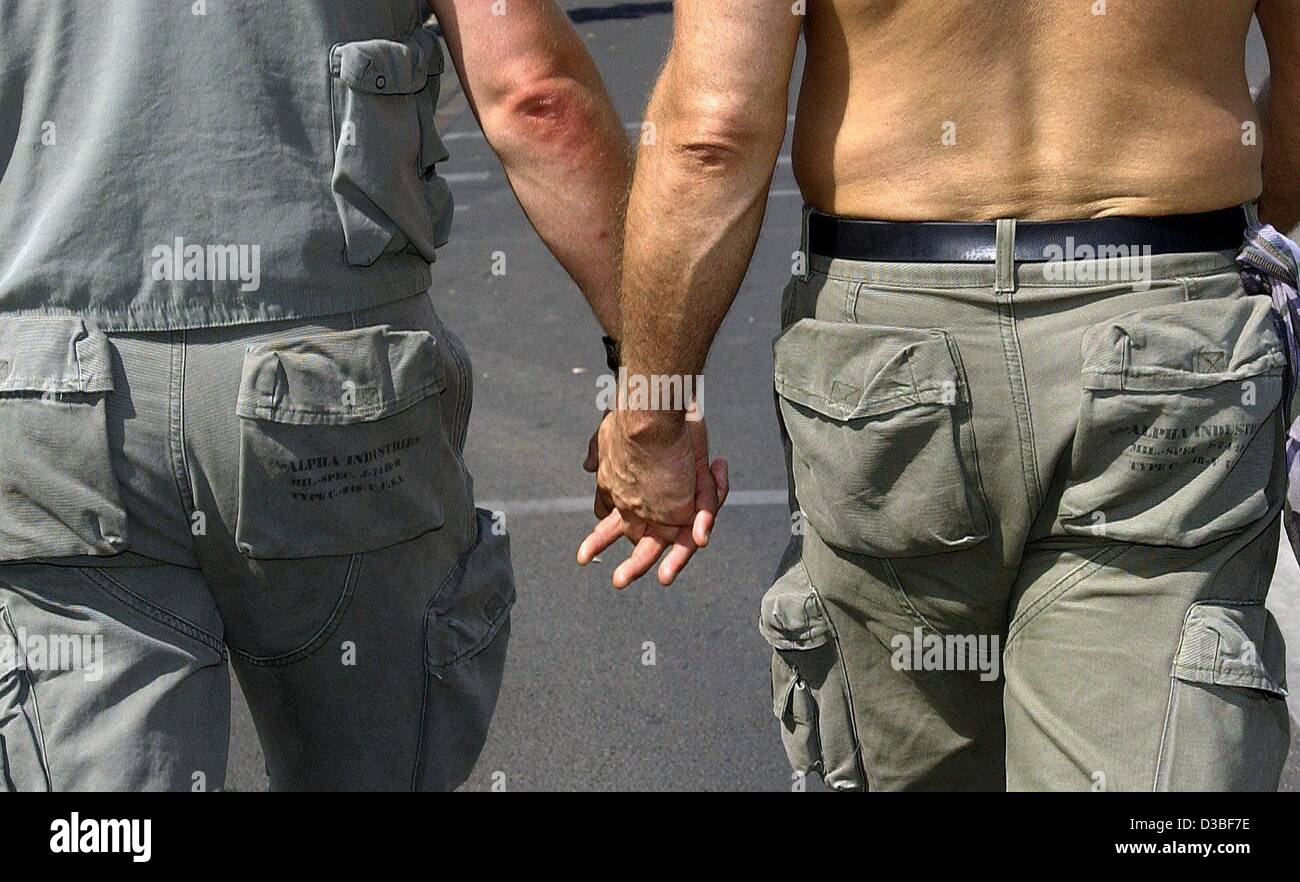 (Afp) - un couple gay, marche main dans la main pendant le traditionnel défilé des homosexuels le 25 Christopher Street Day (CSD) à Berlin, 28 juin 2003. La devise de cette année, le CDD a été 'l'acceptation au lieu de la tolérance". Environ 600 000 visiteurs ont célébré la CDD à Berlin. Banque D'Images