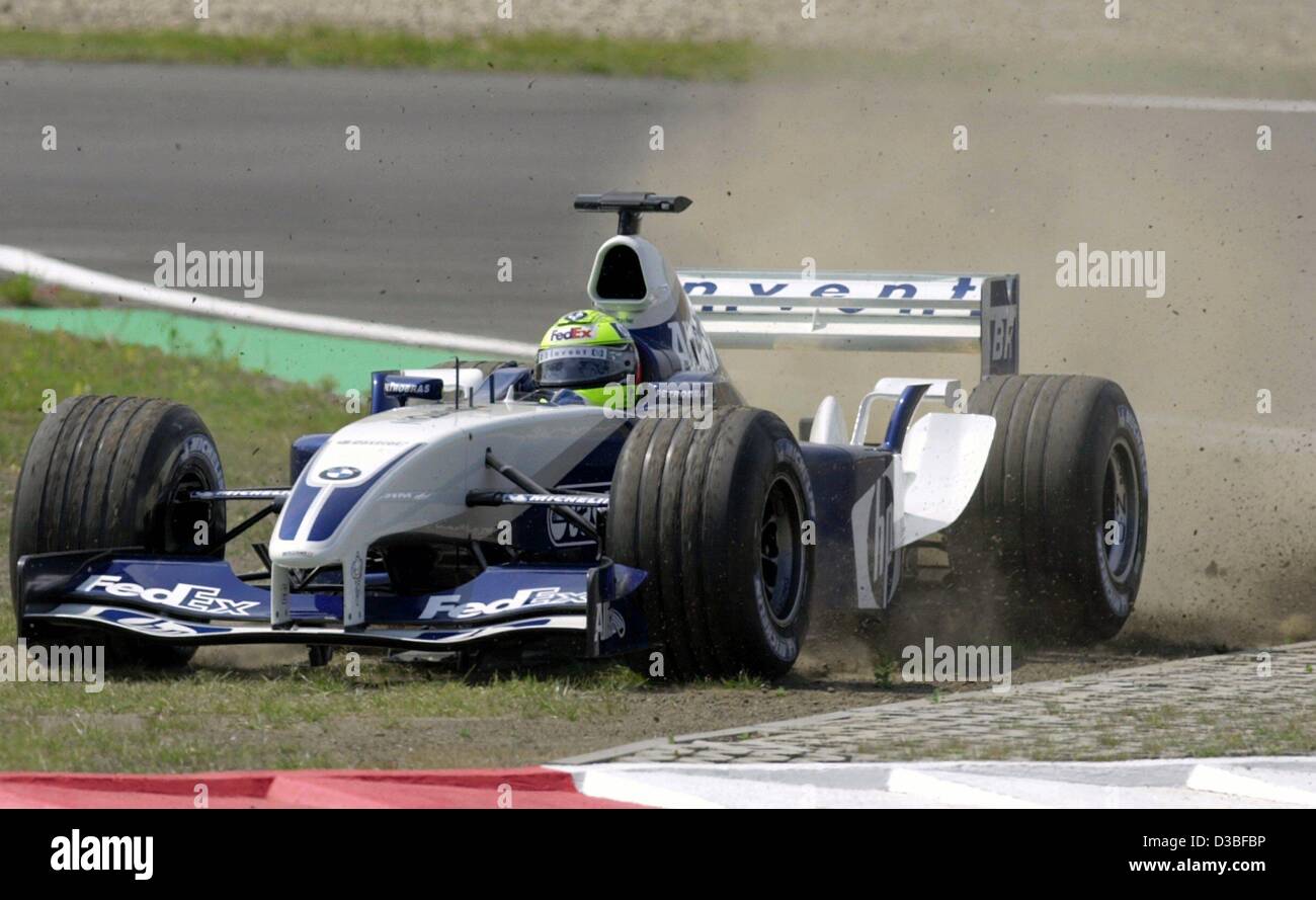 (Afp) - un pilote Le pilote allemand Ralf Schumacher (Williams-BMW) disques durs sur l'herbe dans la nouvelle courbe au cours de la formation gratuite à la piste de course de Nürburgring, Allemagne, 27 juin 2003. La courbe a été reconstruit par demande d'Allemagne de Formule un pilote et champion du monde en titre Michael Schumacher. La courbe Banque D'Images