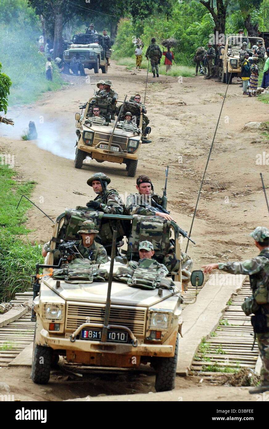 (Afp) - Des soldats français d'une unité spéciale dans leurs véhicules d'entraînement durant une mission de reconnaissance à Bunia, en République démocratique du Congo, 17 juin 2003. La critique se développe sur le mandat de la force de maintien de la paix depuis l'arrivée des 500 premiers soldats français dans la ville de Bunia, i Banque D'Images