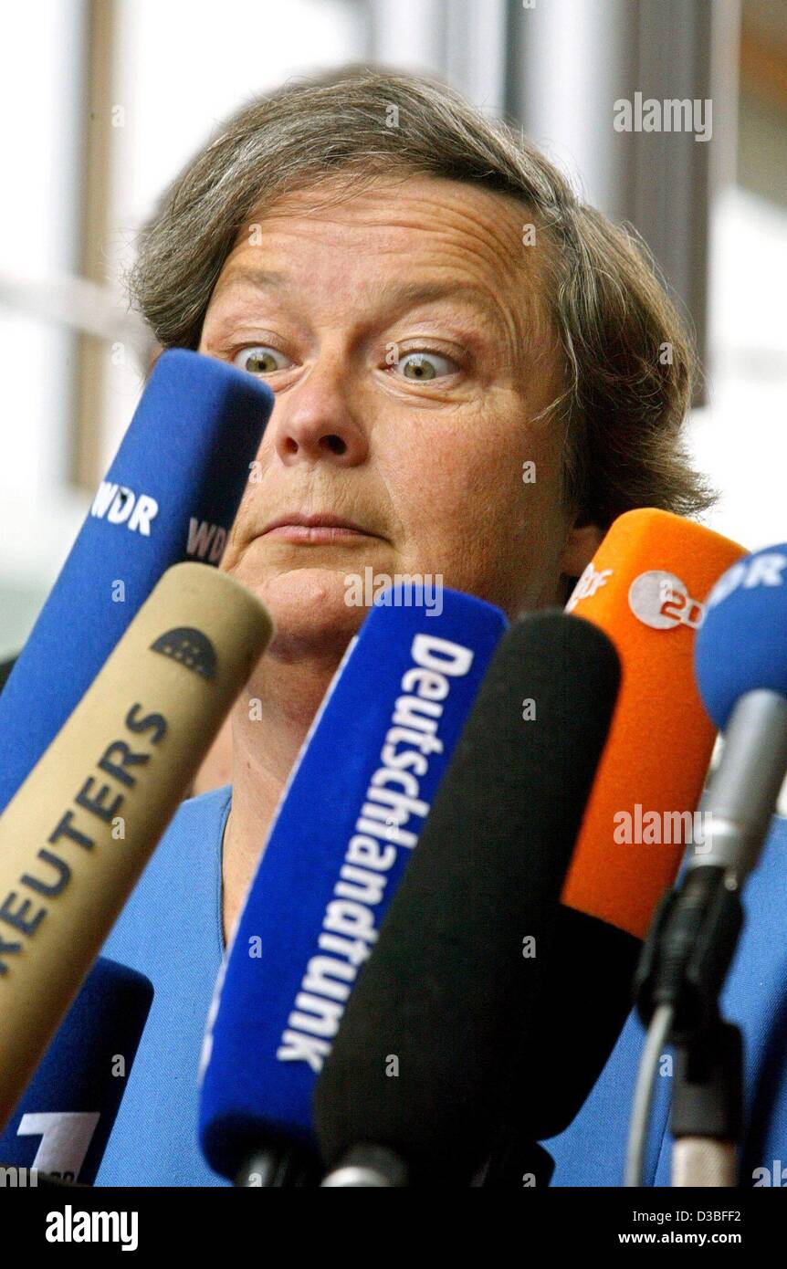 (Afp) - Baerbel Hoehn (verts), Ministre de l'environnement dans le land allemand de Rhénanie du Nord-Westphalie, est à tous surpris par les microphones en face d'elle, Duesseldorf, 18 juin 2003. La crise au sein de la coalition au pouvoir des sociaux-démocrates et les verts pourraient être résolus. Banque D'Images