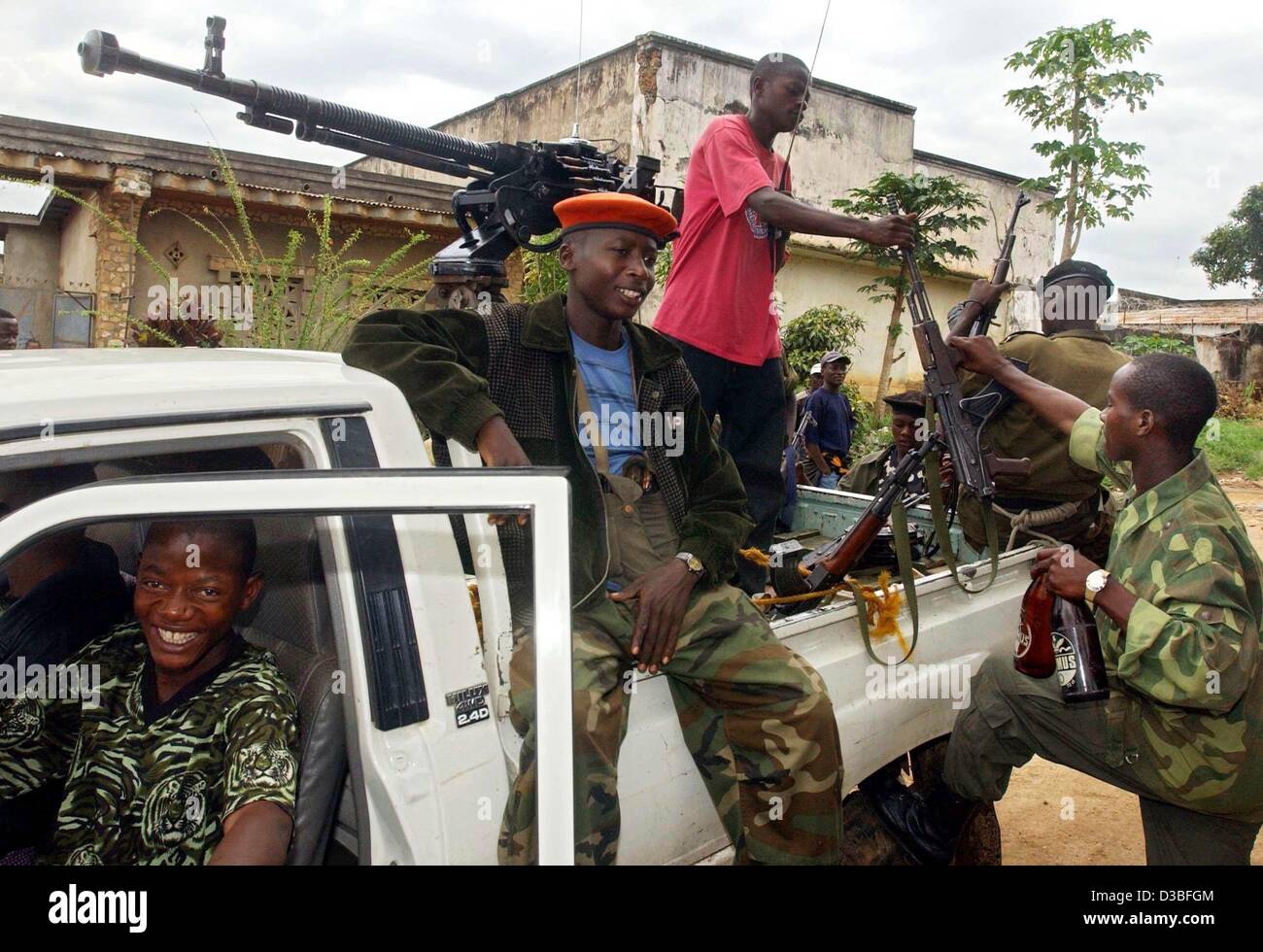 (Afp) - Des soldats de l'Union des patriotes congolais (UPC) patrouillent dans les rues de Bunia, en République démocratique du Congo, 11 juin 2003. Une force internationale de 1 400 soldats, dont la moitié sera le français, ne sera pas déployée à l'extérieur de Bunia - même si la violence affecte beaucoup d'autres parties de services admi Banque D'Images