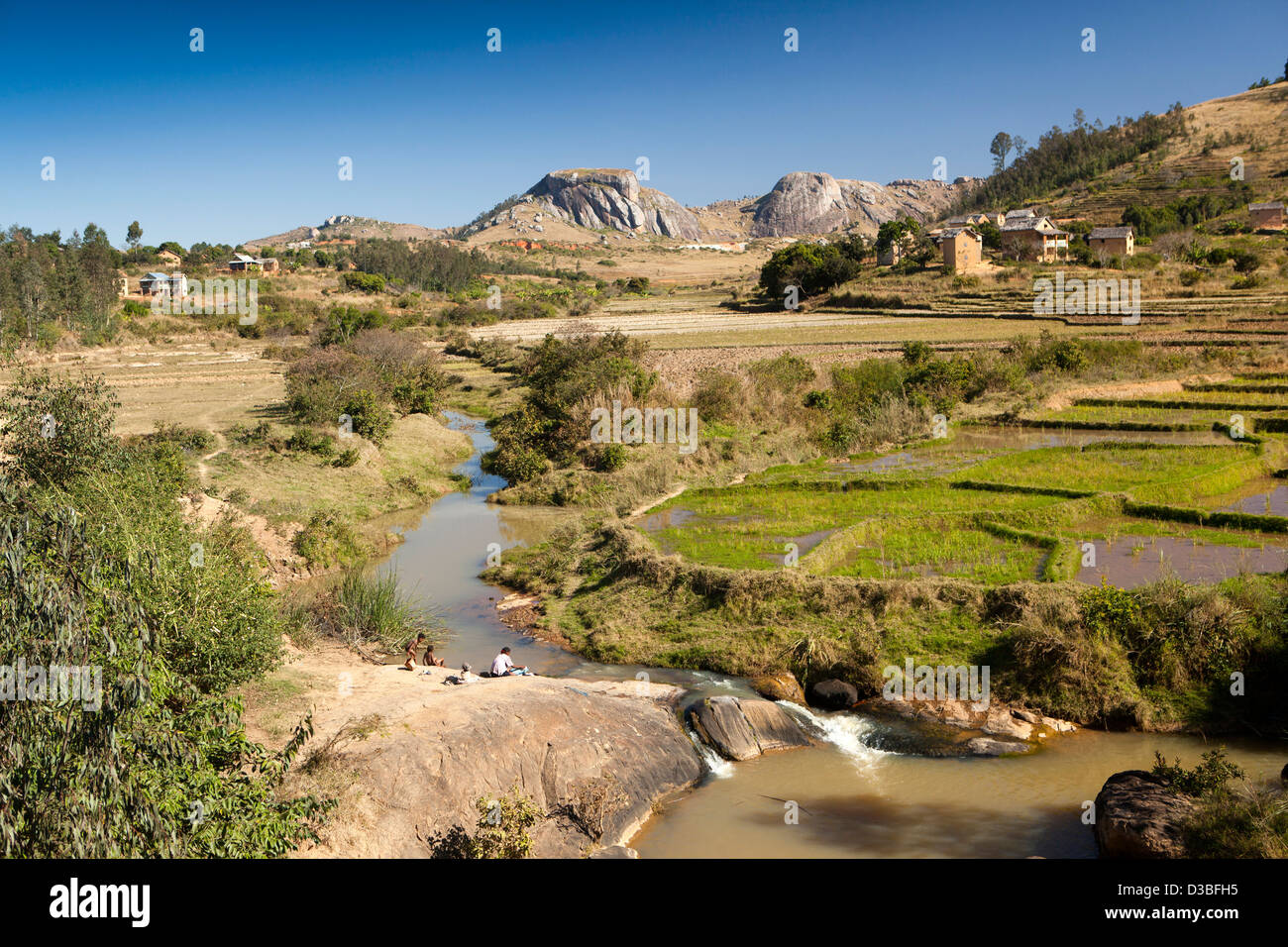 Madagascar, Fianarantsoa, petite rivière qui coule à travers le paysage agricole Banque D'Images