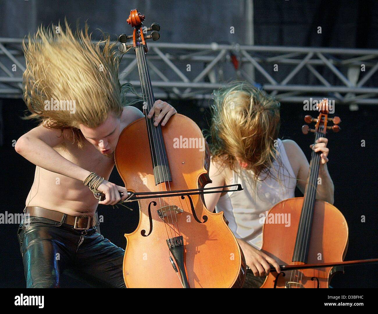 (Afp) - Le groupe finlandais Apocalyptica '' effectue pendant le Rock am Ring (anneau) rock à l'open air festival sur la piste de course de Nürburgring, en Allemagne, 7 juin 2003. 'Rock am Ring' avec 'Rock im Park", qui en même temps a lieu à Nuremberg, sont parmi les plus grands de la musique en plein air festi Banque D'Images