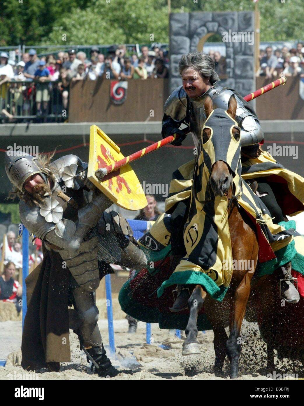 (Afp) - Un véhicule blindé chevalier sur son cheval en plein galop les attaques d'une lance son adversaire à pied au cours de la médiévale 'Maximilian' Ritterspiele (Maximilian knight jouter) à Horb, Allemagne, 21 juin 2003. L'jouter remonte à la visite de l'empereur allemand dans la ville de Horb en 1498. Le festival Banque D'Images