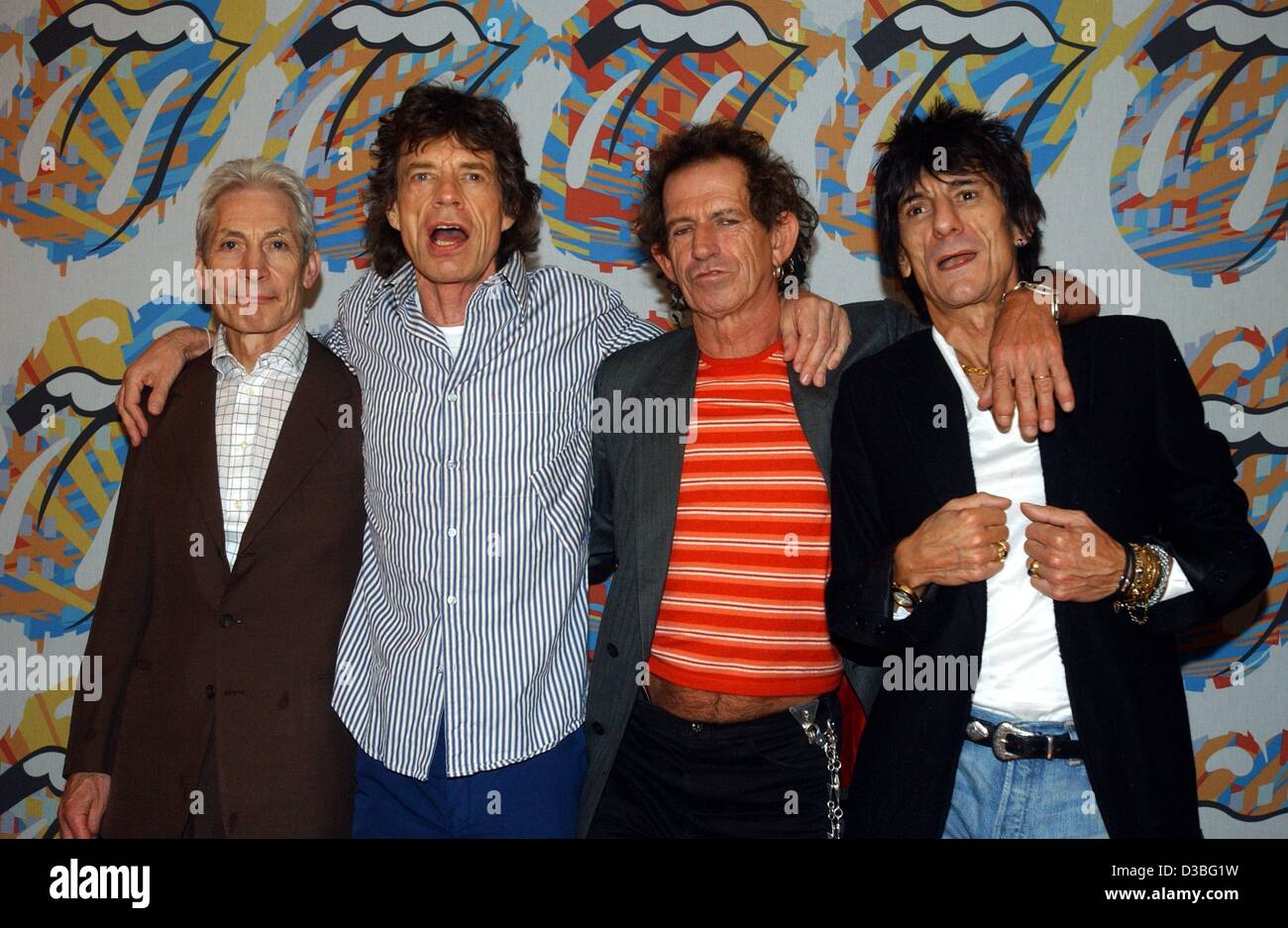 (Afp) - Les membres des Rolling Stones, (de G :) Charlie Watts, Mick Jagger, Keith Richards et Ron Wood, poser pour les photographes lors d'une conférence de presse à Munich, le 5 juin 2003. Le jour avant les pierres a débuté l'étape de leur Tour du Monde de la lèche à Munich. Après trois concer Banque D'Images