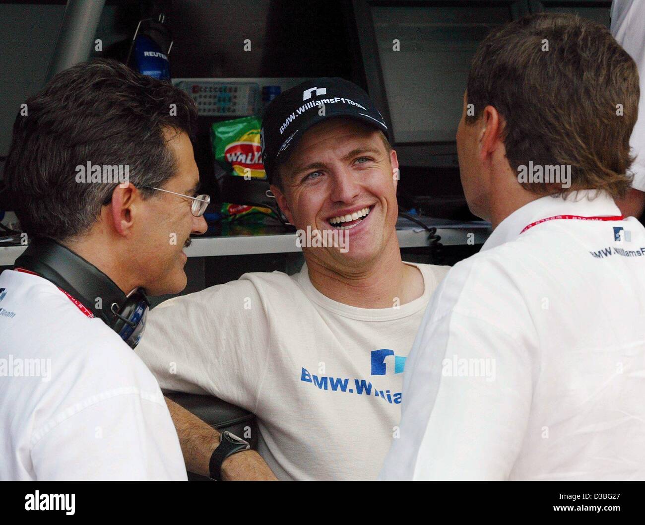 (Afp) - pilote de Formule 1 Ralf Schumacher (BMW Williams) rire avec BMW motor sports administration Mario Theissen (L) et Gerhard Berger (R) au cours de la formation gratuite à Monaco, 29 mai 2003. Ce dimanche 1 juin, le Grand Prix de Monaco aura lieu qui est la septième station de cette année en Formule 1 c Banque D'Images