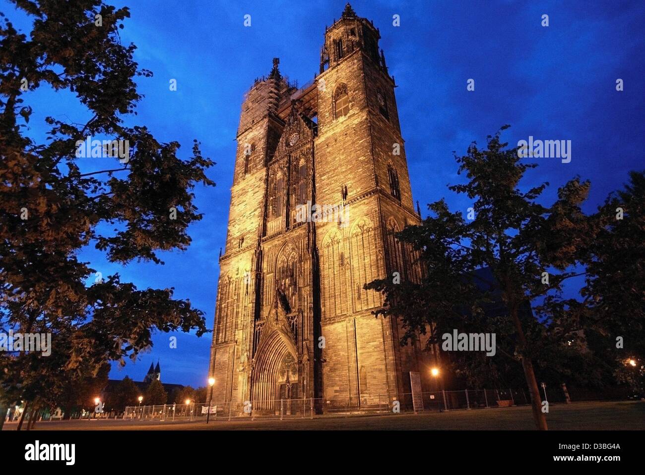 (Afp) - Une vue de la Cathédrale illuminée à Magdeburg, Allemagne, 22 juin 2003. Avec une longueur de 120 mètres et 104m hautes tours la cathédrale est encore aujourd'hui l'une des plus grandes églises en Allemagne. Le premier service évangélique a eu lieu ici en 1567. Gravement endommagés par des attaques aériennes pendant la Secon Banque D'Images