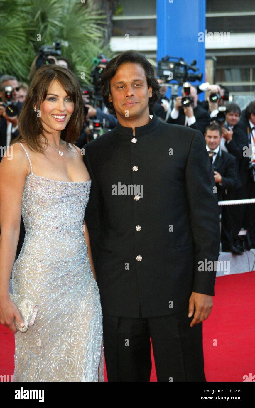 (Afp) - L'actrice britannique Elizabeth Hurley et le modèle arrive avec son nouveau petit ami Arun Nayer, le directeur général de la dynastie des textiles indiens Tijarat Impex Pvt. Ltd. à Bombay, à la cérémonie de clôture du 56e festival du film de Cannes, France, 25 mai 2003. Banque D'Images