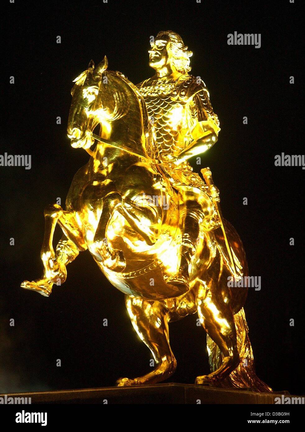 (Afp) - Une vue de la statue en or d'un cavalier en criant d'un faisceau de lumière dans la nuit à Dresde, Allemagne, 20 juin 2003. La statue représente le roi de Pologne et électeur allemand August der Starke (Août le fort) (1670 à 1733). La statue a été érigée en 1736 et a été récemment restauré dans toute Banque D'Images