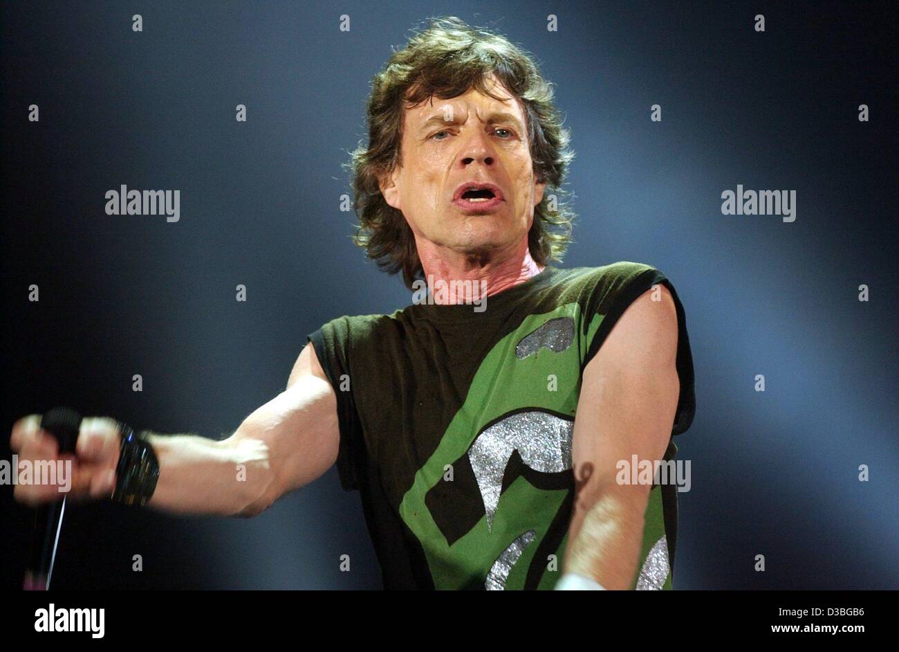 (Afp) - Le leader des Rolling Stones, Mick Jagger, effectuée pendant le premier concert de l'étape de la Stones Licks World Tour actuel, à Munich, le 4 juin 2003. Les pierres ont joué des chansons de leurs 41 ans d'histoire du groupe et, comme leur dernière chanson, leurs méga hit "satisfaction". Après trois Banque D'Images