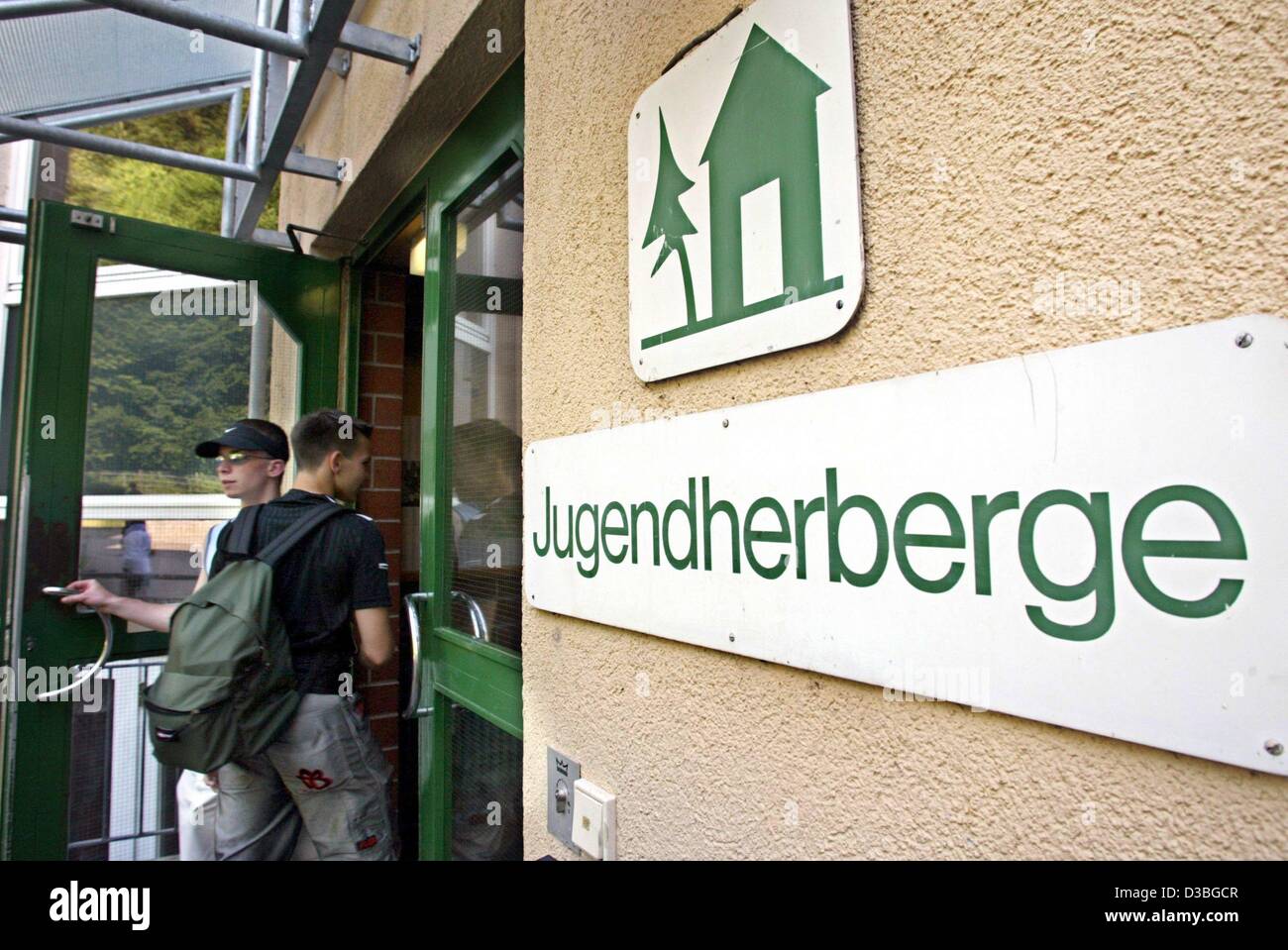 (Afp) - Les jeunes entrer et sortir de l'auberge de jeunesse (Jugendherberge) à Freiburg, Allemagne, 12 juin 2003. Comme le nombre de touristes en général diminue, les auberges de jeunesse en Allemagne sont également touchés par une baisse d'invités. Banque D'Images