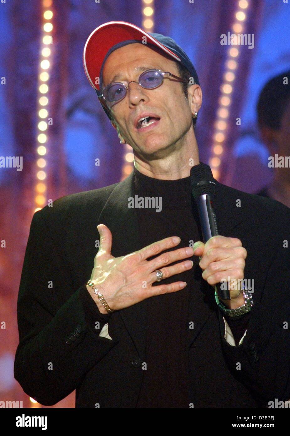 (Afp) - La chanteuse pop australienne Robin Gibb des Bee Gees 'légendaire' effectue au cours de l'émission de télévision ZDF appelé "ommerhitfestival» à Berlin, 3 juin 2003. Banque D'Images