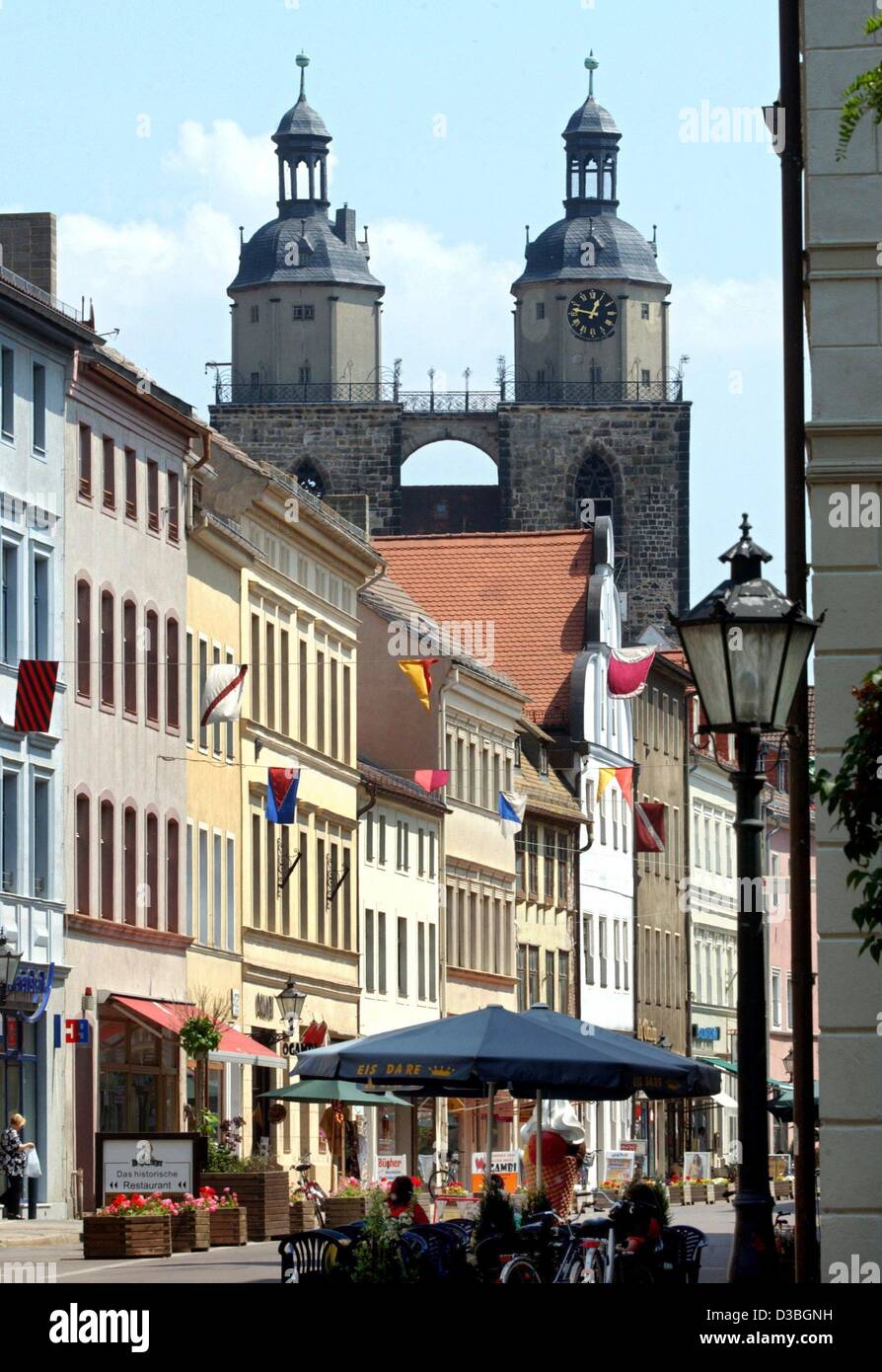 (Afp) - Une vue à travers la Schlossstrasse (rue du château) à l'église Stadtkirche (ville), à Wittenberg, Allemagne de l'Est, 4 juin 2003. Banque D'Images