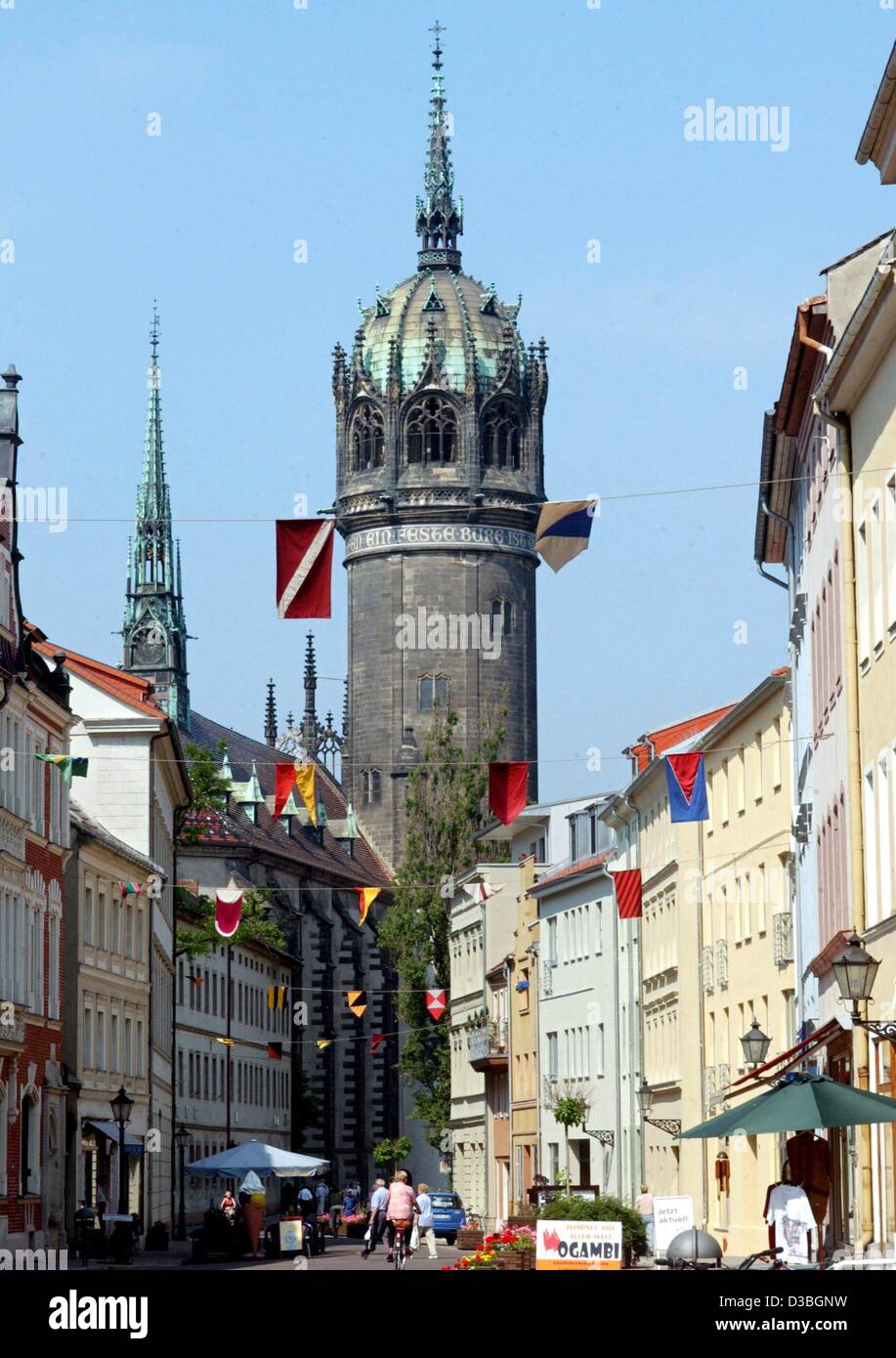 (Afp) - Une vue à travers la Schlossstrasse (rue du château) à l'église Schlosskirche (château), à Wittenberg, Allemagne de l'Est, 4 juin 2003. L'église est entré dans l'histoire lorsque Luther le 31 octobre 1517 cloué ses 95 thèses à la porte. De concert avec d'autres lieux d'activités de Luther la Banque D'Images