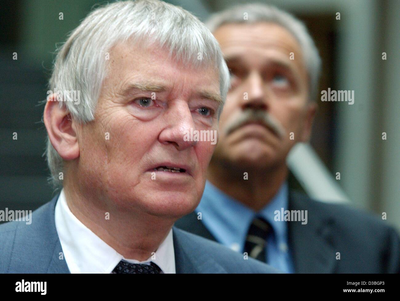 (Afp) - Le ministre de l'Intérieur allemand Otto Schily et président de l'Office fédéral pour la protection de la Constitution, Heinz Fromm, présenter leur rapport sur la protection de la constitution en 2002 à Berlin, le 13 mai 2003. Le rapport se concentre sur l'état de la sécurité en Allemagne. Selon Schil Banque D'Images