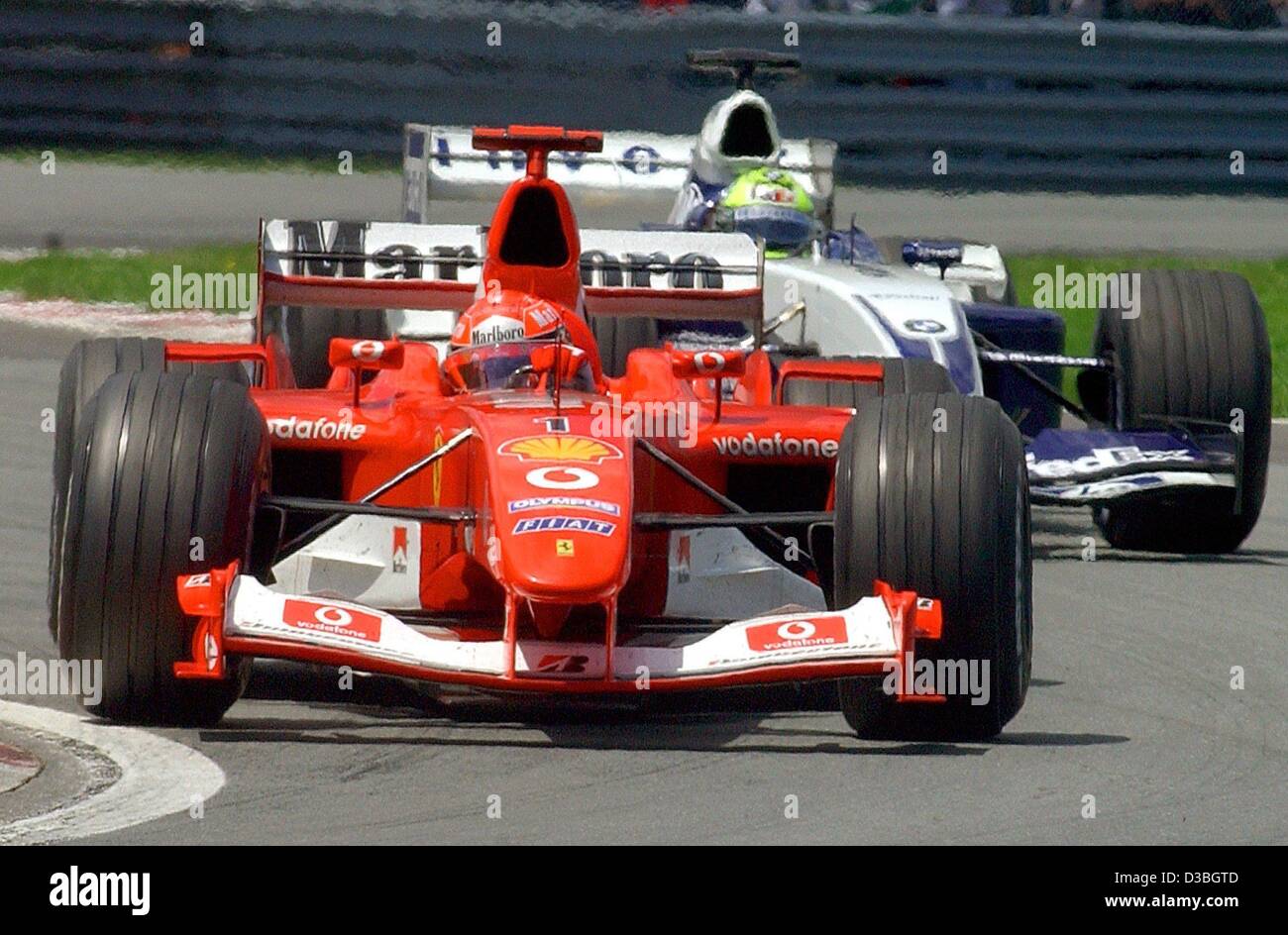 (Afp) - L'allemand champion du monde de Formule 1 Michael Schumacher (Ferrari) parvient à dépasser son frère pilote de Formule 1 allemand Ralf Schumacher (BMW-Williams) à l'intérieur d'une courbe sur le champion du monde de formule 1 l'Allemand Michael Schumacher (Ferrari) sur le circuit Gilles Villeneuve formule sur Banque D'Images
