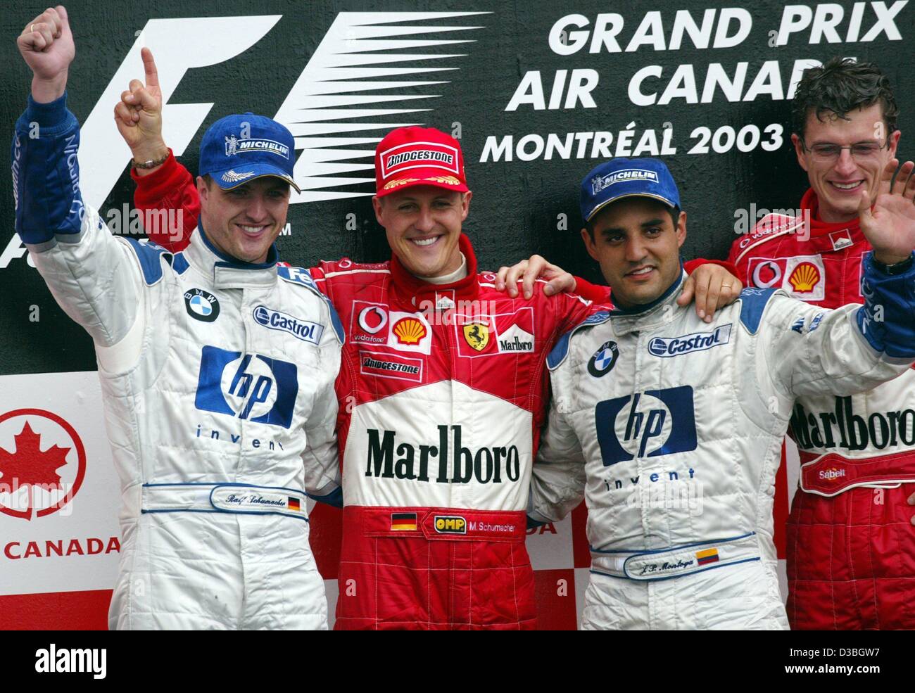(Afp) - L'allemand champion du monde de Formule 1 Michael Schumacher (Ferrari) (2e à partir de L) se distingue avec son frère Ralf (BMW-Williams-Team) (L), pilote colombien Juan Pablo Montoya (BMW-Williams-Team) (2e à partir de R) et Ferrari Chris Dyer (R) au cours de la cérémonie de remise des prix sur le circuit Gilles V Banque D'Images