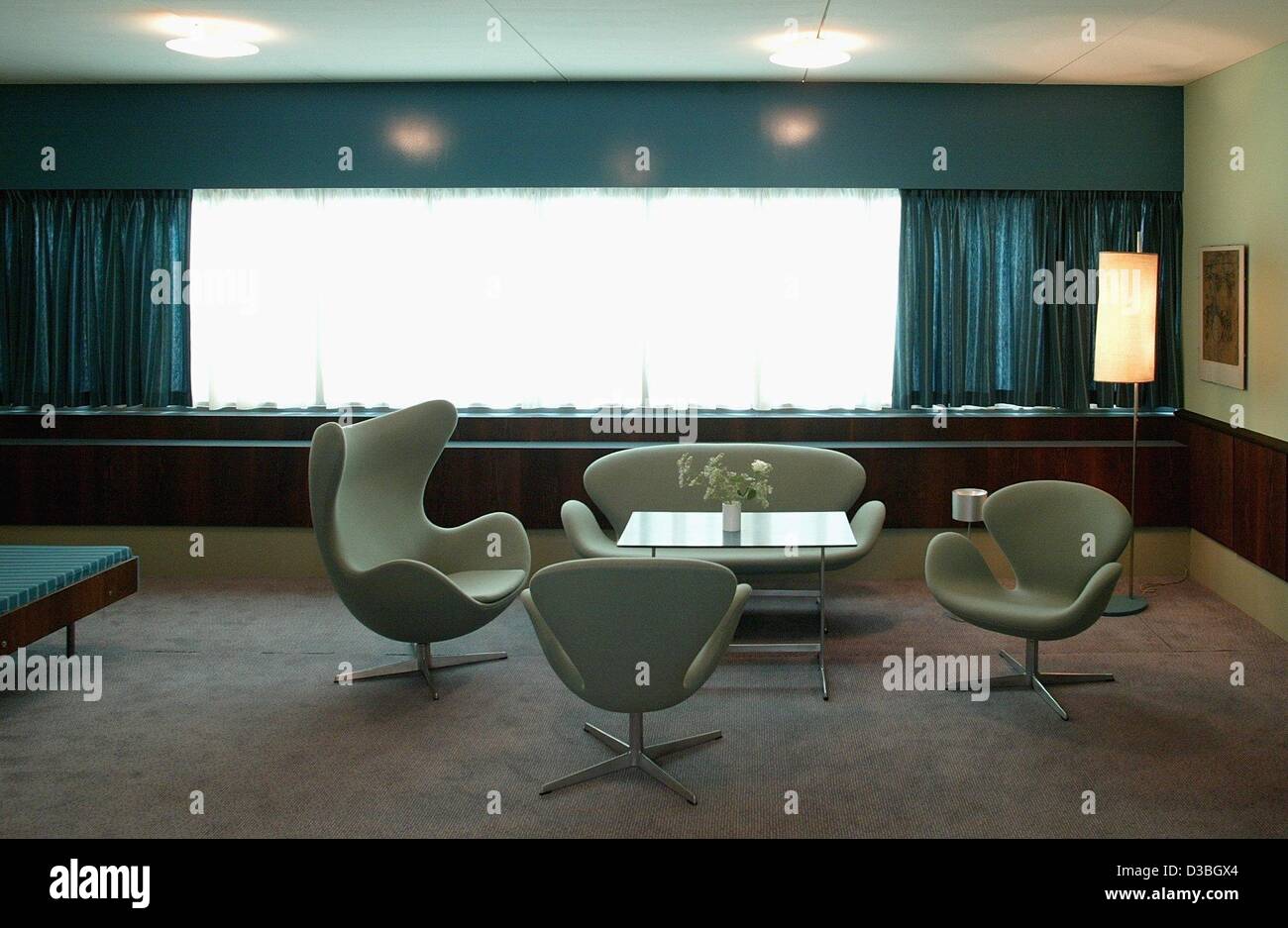 (Afp) - une vue sur le légendaire hôtel prix 606 à Kopenhagen'S SAS Royal Hotel lors d'une exposition à Hambourg, Allemagne, 13 juin 2003. Le mobilier fait partie de la 'absolument' moderne exposition qui a été mis en place à l'occasion du 100e anniversaire de l'architecte et designer danois Arne Jacobs Banque D'Images