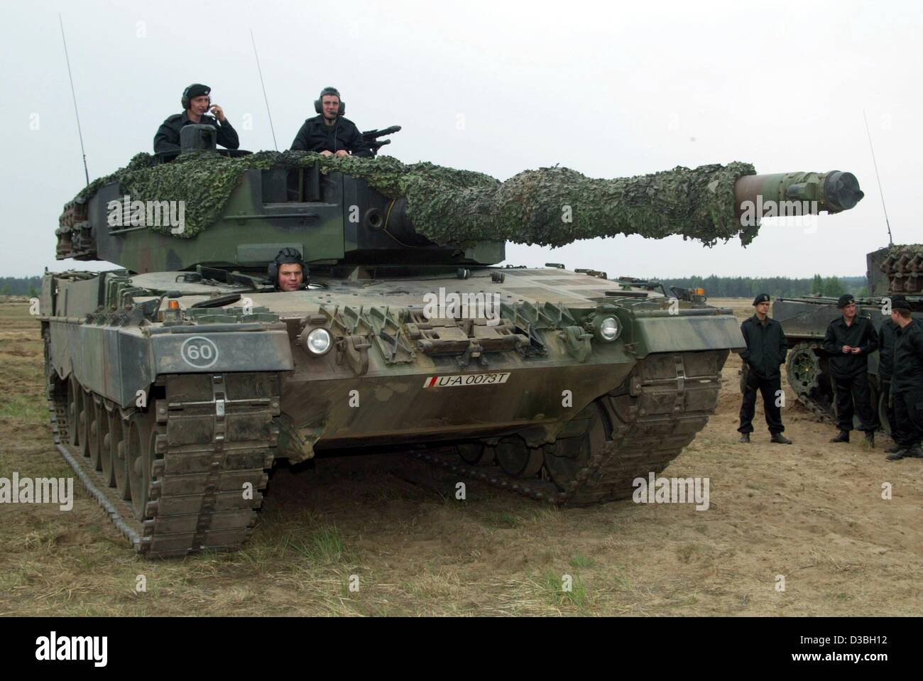 (Afp) - Des soldats polonais sur un Leopard II A4 mis à disposition par l'Allemagne, au cours d'un exercice militaire de l'armée polonaise sous la direction d'officiers allemands près de la frontière allemande en Swietoszow, Pologne, 14 mai 2003. La Pologne a officiellement demandé une intervention militaire de l'OTAN L'étude sur la possibilité d'appui de l'alliance Banque D'Images