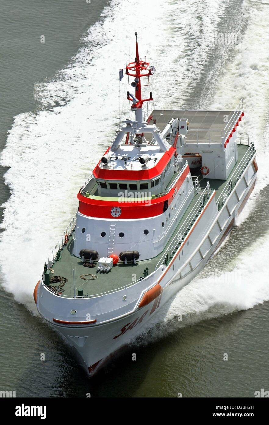 (Afp) - Le nouveau 46 m de longueur avec le numéro d'urgence 400 SK29 de la Deutsche Gesellschaft zur Rettung Schiffsbruechiger (société allemande de sauvetage des naufragés) à travers l'eau pendant l'exécution d'un test sur la mer du Nord, au large de Bremerhaven, Allemagne, 28 mai 2003. Le Cruiser sera en service o Banque D'Images