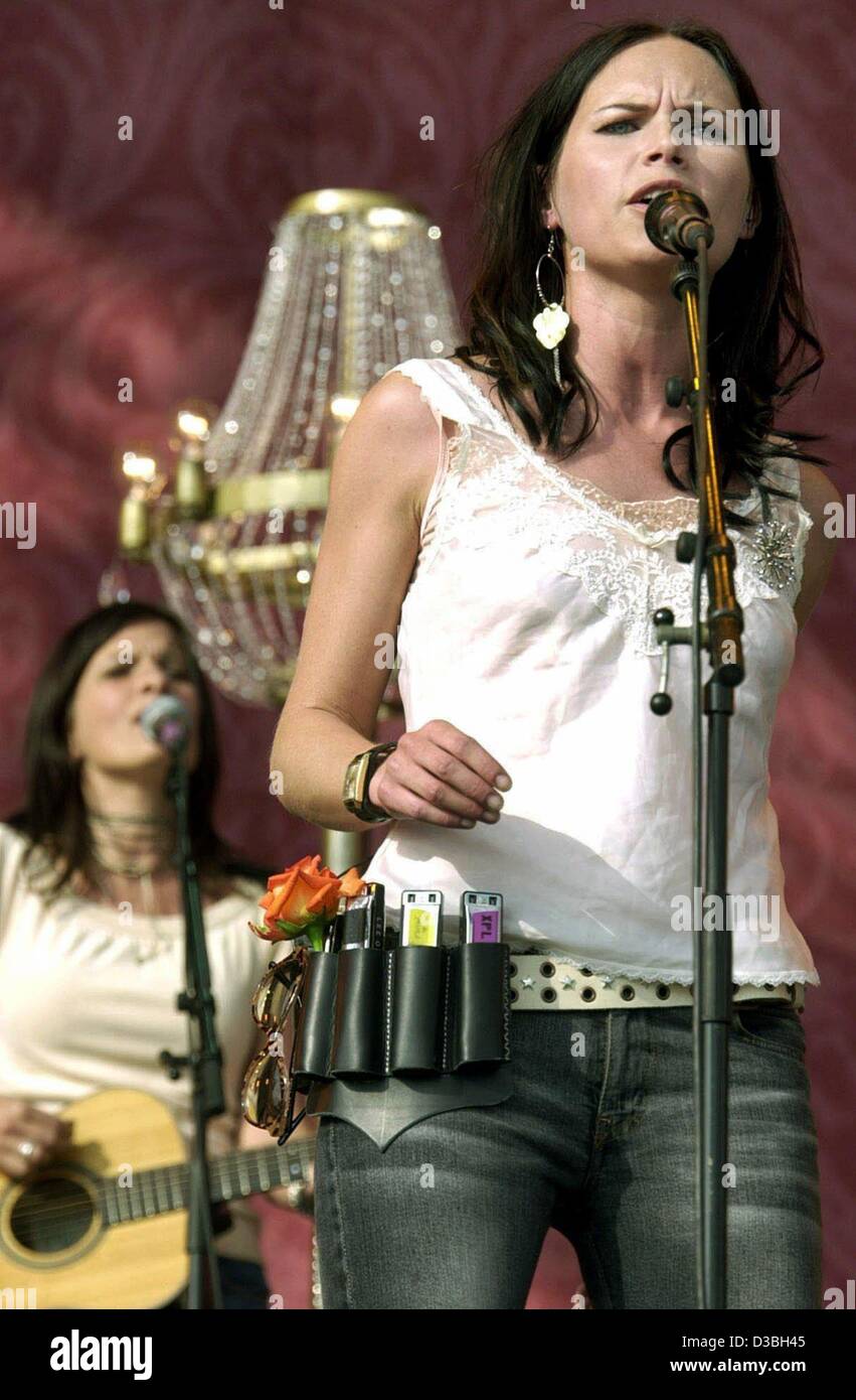 (Afp) - Nina Persson, la chanteuse du groupe suédois The Cardigans, effectue pendant le Rock am Ring (anneau) rock à l'open air festival sur la piste de course de Nürburgring, en Allemagne, 6 juin 2003. 'Rock am Ring' avec 'Rock im Park", qui en même temps a lieu à Nuremberg, sont parmi les larg Banque D'Images