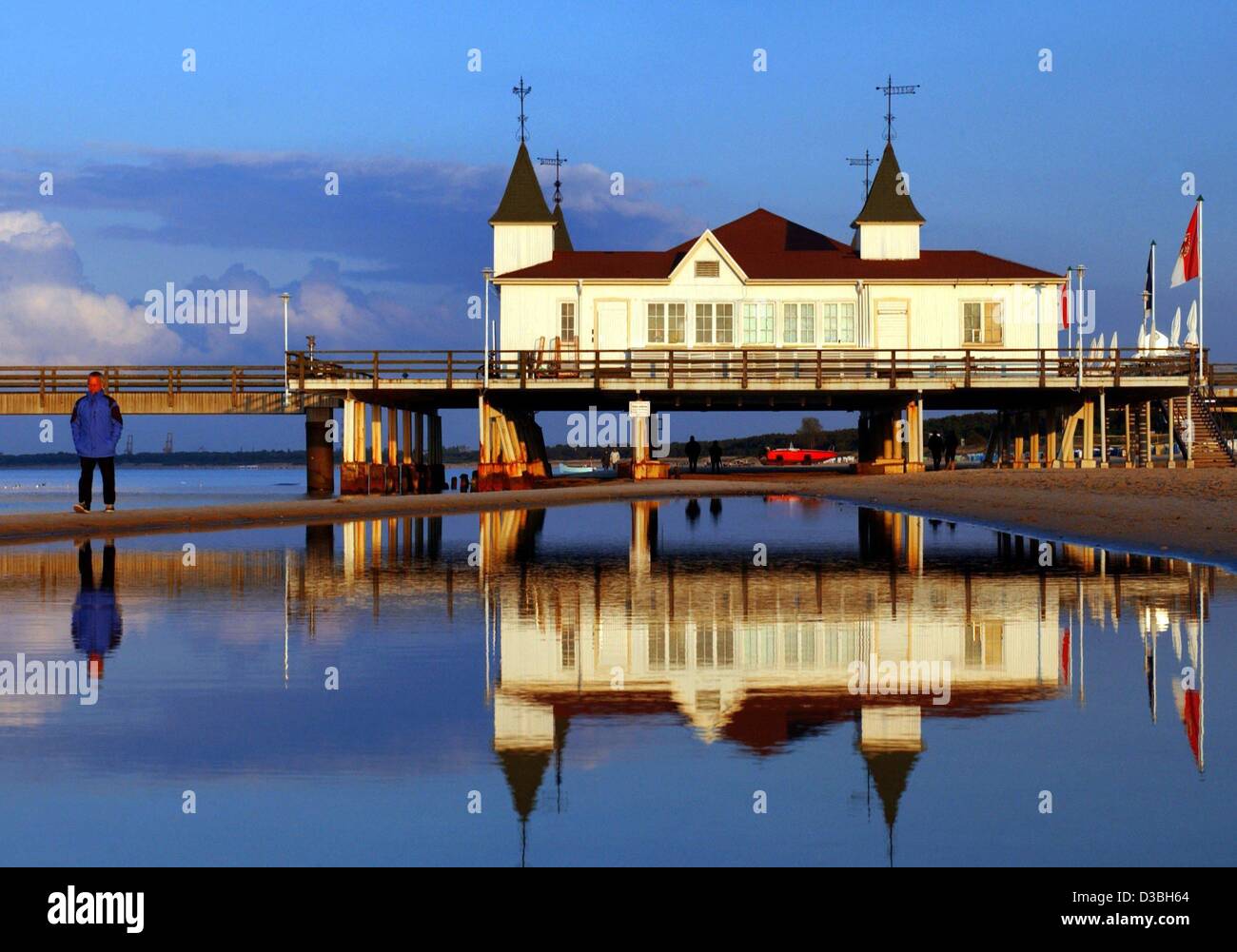 (Afp) - Le célèbre pont de la mer d'Ahlbeck reflète dans l'eau à la plage de l'île de la mer Baltique Usedom, Allemagne, 14 mai 2003. Quand a été fondée en 1800 d'Ahlbeck il n'était plus qu'un petit village de pêcheurs. Le tourisme n'a pas été important pour l'économie de l'endroit jusqu'au milieu du xixe Banque D'Images