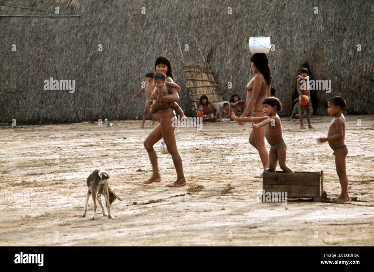 (Afp) - Les femmes et les enfants de la tribu Kamayura vivent dans la "Posto Leonardo', un poste de la caisse nationale des Indiens autochtones, dans le Parc National du Xingu au Brésil (sans date) de filer. Environ 1 500 Indiens vivent dans le Parc National du Xingu, qui a été fondée en 1961. Les Indiens de di Banque D'Images