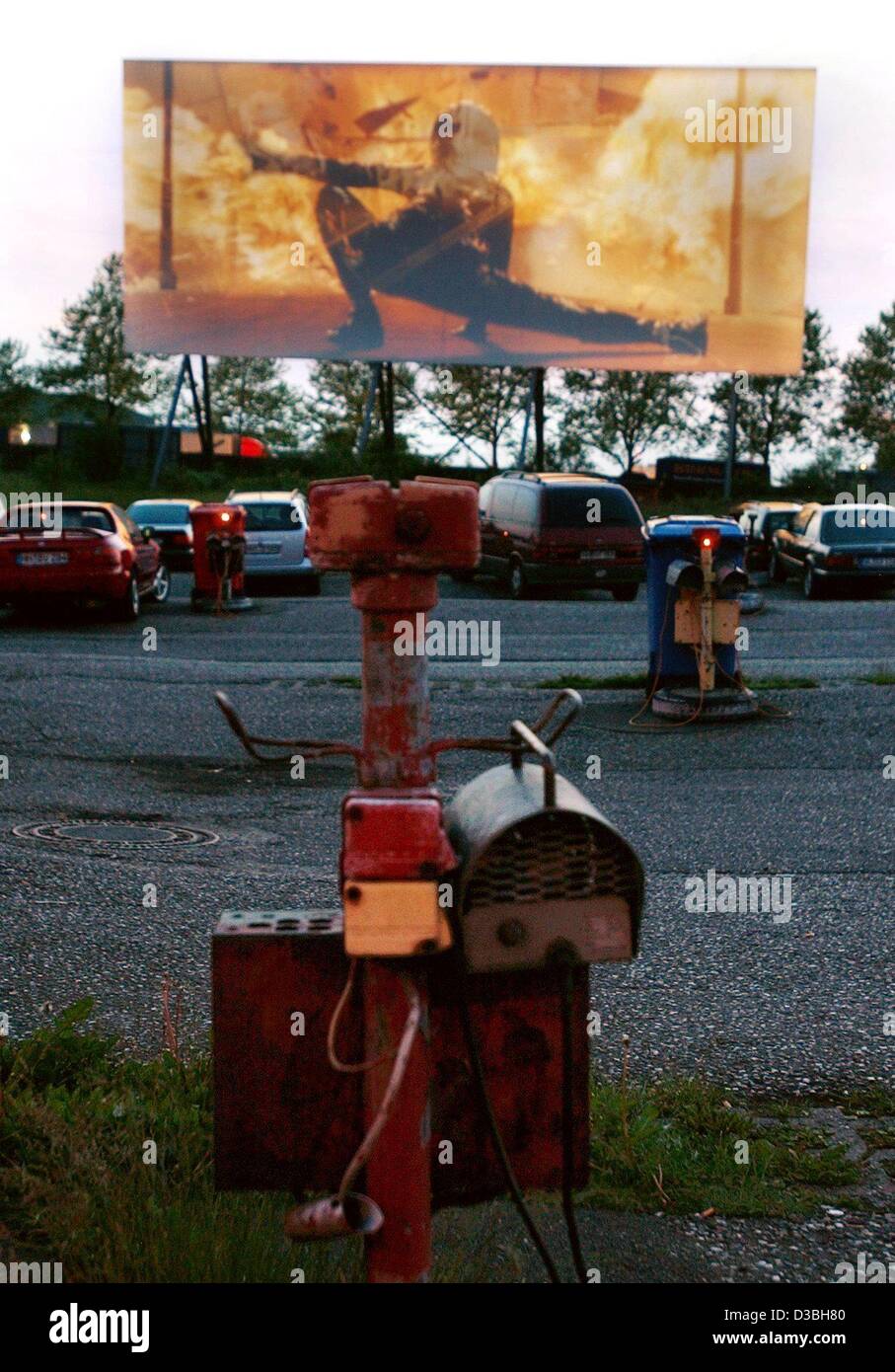 (Afp) - Le film 'Matrix' 2 s'exécute sur le lecteur silverscreen du cinéma drive-in en Hamburg-Billbrook, Allemagne, 27 mai 2003. La légende de la ciné-cinémas fête ses 70 ans cette année : le 6 juin 1933 le premier cinéma drive-in ouvert à Camden, New Jersey, USA, avec le film 'Femme Attention' Banque D'Images