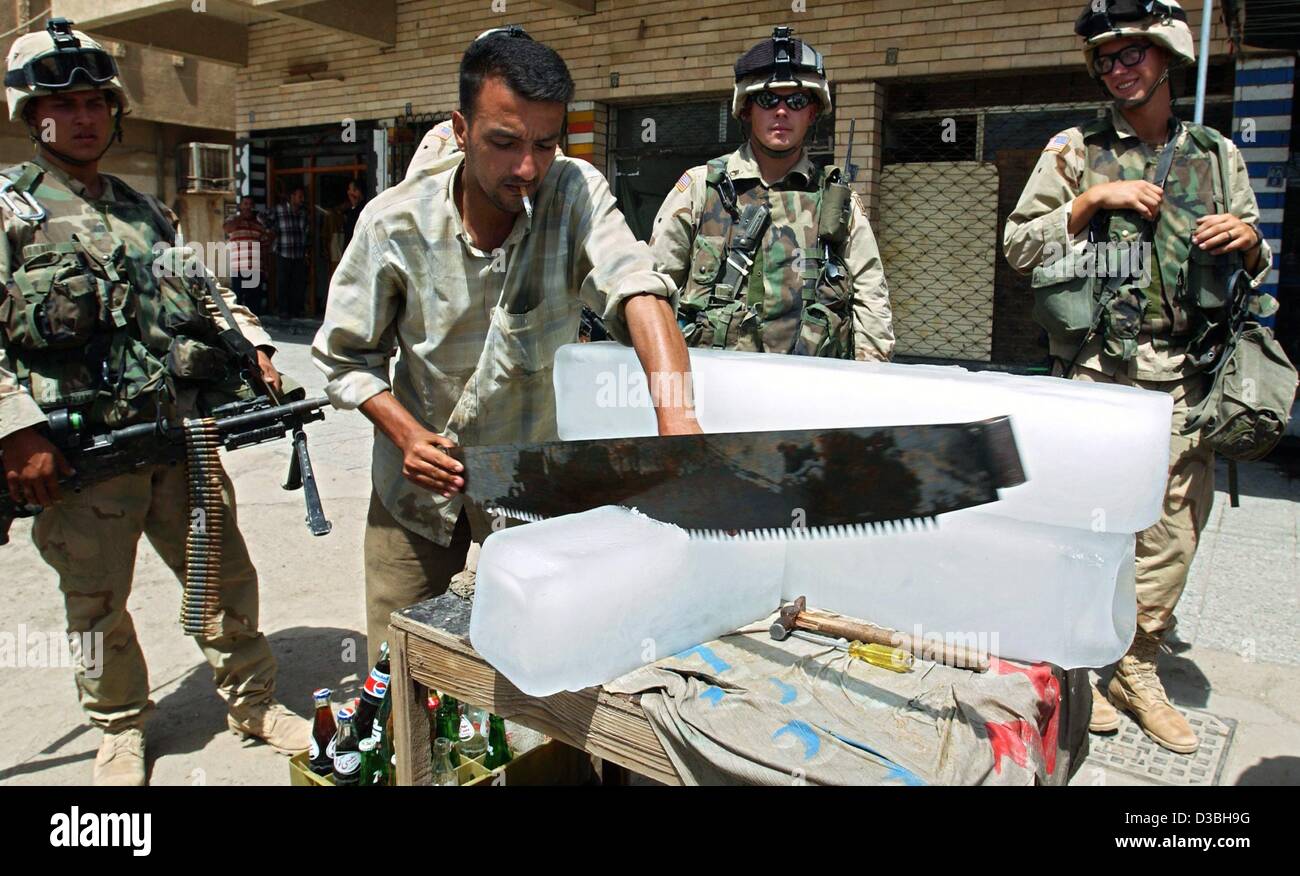 (Afp) - Des soldats américains de la 101e Division aéroportée stand by comme une coupe de glace iceman iraquien un bloc de glace à Bagdad, Iraq, 14 mai 2003. La glace est conçu pour le refroidissement des boissons sans alcool à un moment où les températures dans Bagdad atteindre jusqu'à 40 degrés Celsius. Banque D'Images