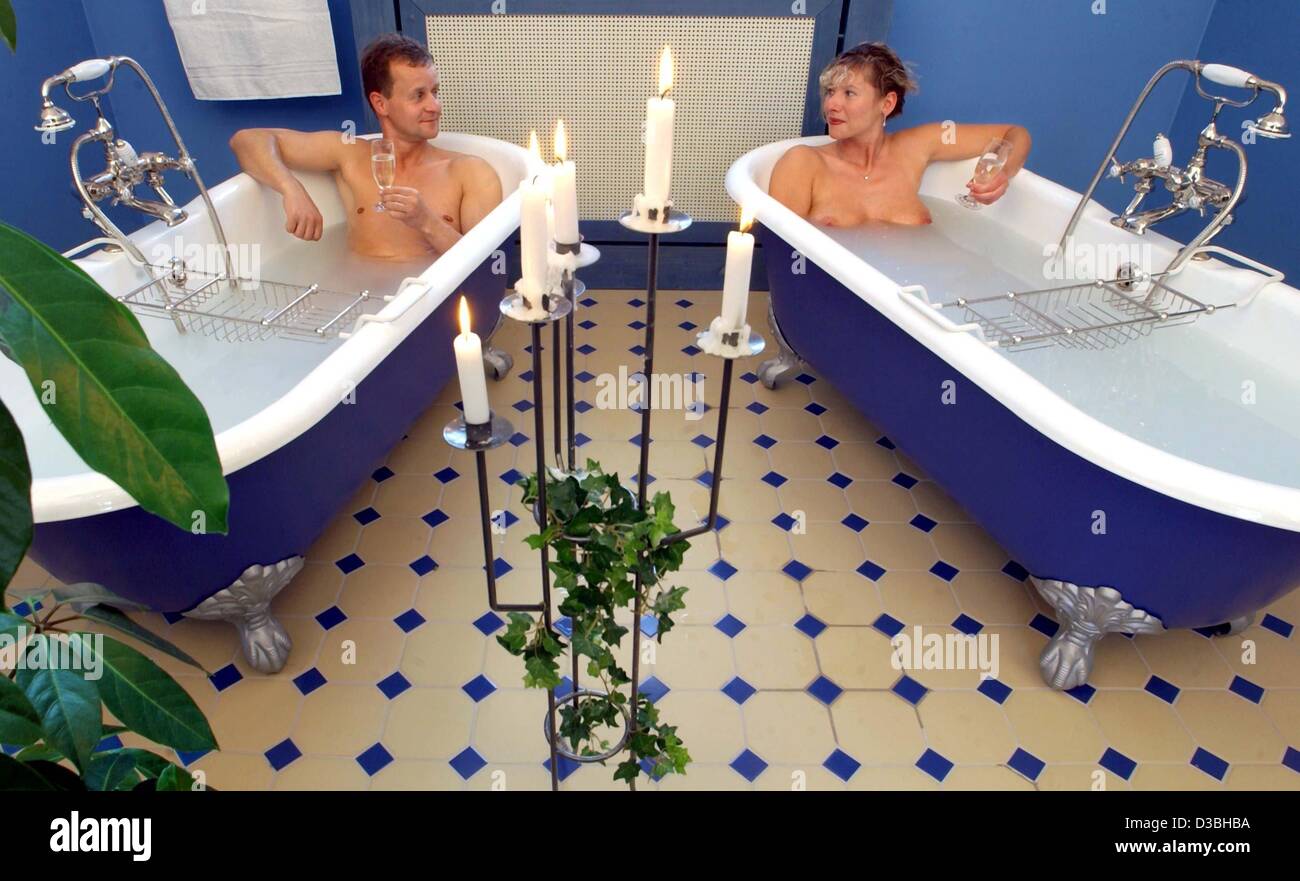 Afp) - Un couple se détend en deux d'une baignoire remplie de lait  concentré d'une mare dans le nouveau spa de bien-être à Bad Elster,  Allemagne, 22 avril 2003. Ce remède beauté