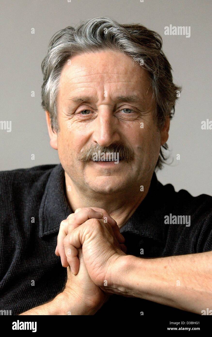 (Afp) - Ludwig Guettler, star allemande trompeter, photographié au cours d'une entrevue dans son appartement à Dresde, Allemagne, 27 mai 2003. Guettler est né à Sosa, Allemagne, le 13 juin 1943. Dès le plus jeune âge, il a appris à jouer du piano, l'orgue, la flûte et le violoncelle. Il étudia ensuite à la conservat Banque D'Images