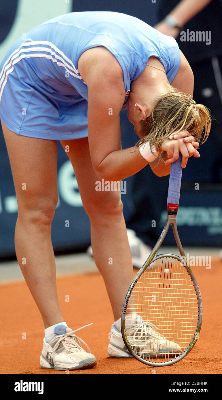 (Afp) - Le joueur de tennis autrichienne Barbara Barbara se penche en avant la tête en bas, Berlin, 6 mai 2003. Dans le 96e Open International allemand, Barbara a perdu son deuxième tour contre Daniela Hantuchova de Slovaquie (3-6, 6-4, 3-6). Banque D'Images