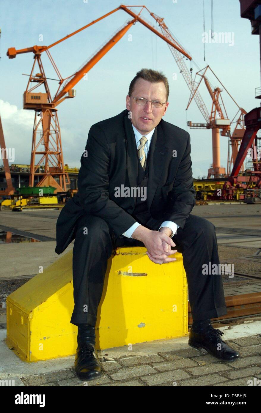 (Afp) - Klaus Borgschulte, désigné Président de la société des chantiers navals ThyssenKrupp ThyssenKrupp Werften (GmbH), pose sur le chantier naval à Emden, Allemagne, 10 avril 2003. À partir du 1er octobre 2003, il est président de la direction générale du chantier naval du groupe sidérurgique allemand ThyssenKrupp. La direction générale du chantier naval Banque D'Images