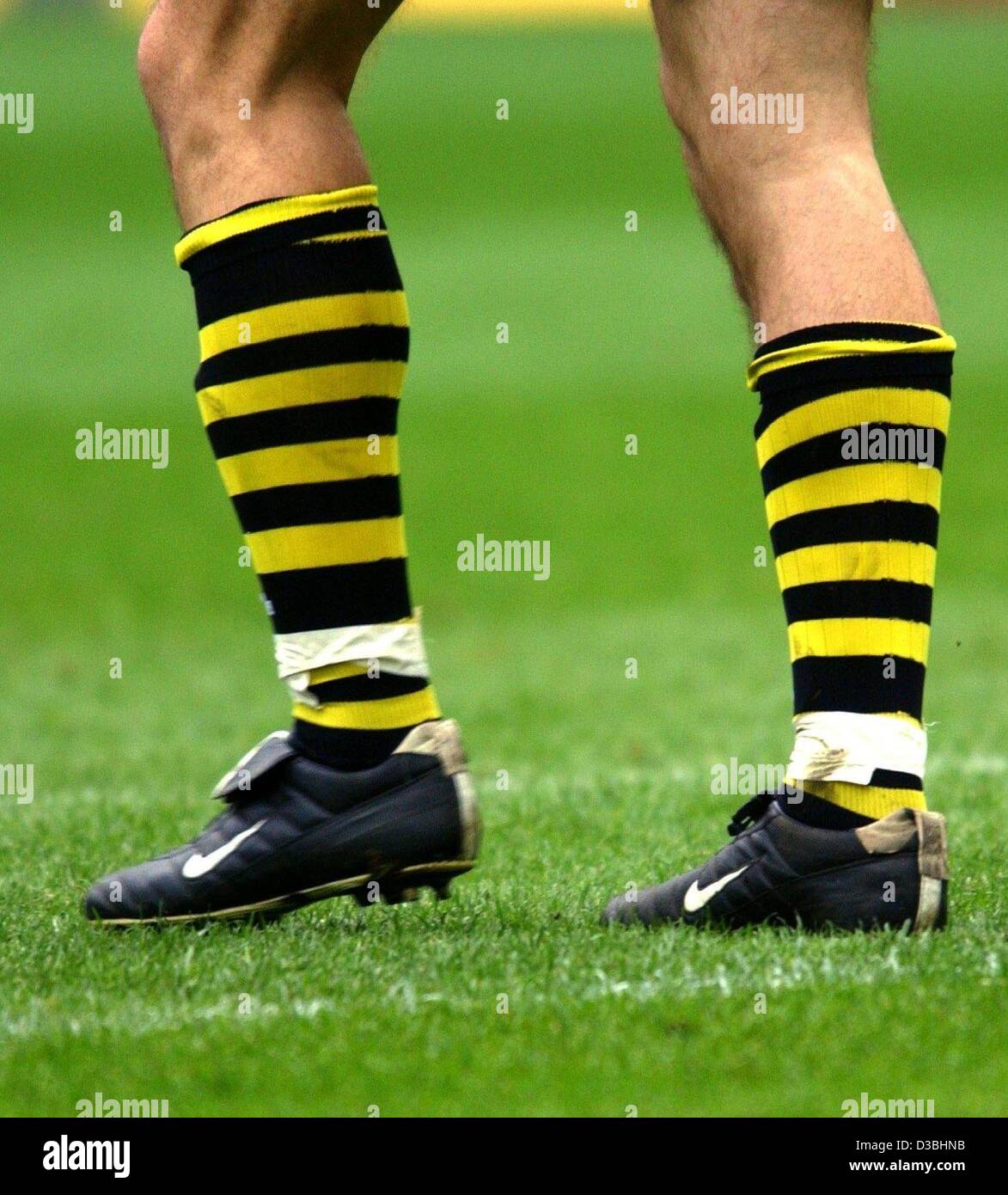 (Afp) - Les jambes de Jan Koller, l'avant du club de football allemand du Borussia Dortmund, sont perçus au cours d'un match à Dortmund, Allemagne, 19 avril 2003. Il porte la taille de formateurs 52. Banque D'Images