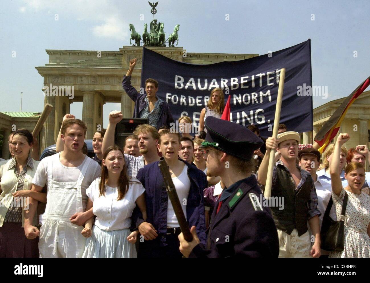 (Afp) - Les acteurs et actrices effectuer un road show à l'occasion de 50e anniversaire de l'Insurrection nationale en ancienne Allemagne de l'est à Berlin, 3 juin 2003. Le road show commémore l'insurrection en ancienne Allemagne de l'Est qui a eu lieu le 17 juin 1953 et a depuis été considéré comme une s Banque D'Images