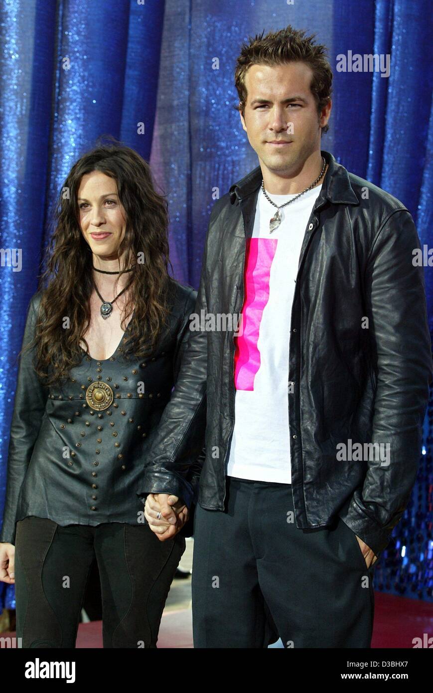 (Afp) - La chanteuse canadienne Alanis Morisette et Ryan Reynolds arrivent à la MTV Movie Awards au Shrine Auditorium à Los Angeles, 31 mai 2003. Les gagnants du MTV 'Oscars' sont choisis par un vote à l'échelle nationale et le pop corn doré représente le goût de la jeune génération de cinéphiles. Banque D'Images