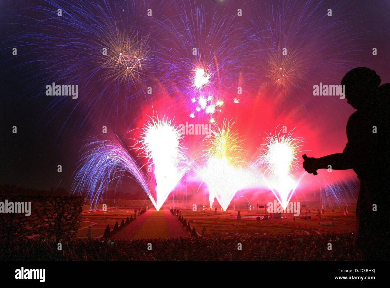 (Afp) - a l'ouverture de la 13e concours international firework le gagnant de l'année précédente, 'Goeteborgs Fyrverkerifabrik' à partir de la Suède, a l'honneur de lancer l'événement dans le 'Grosser Garten' (grand jardin) à Hanovre (Allemagne), de Herrenhausen, 10 mai 2003. Jusqu'au 20 septembre en Suède (10 Ma Banque D'Images