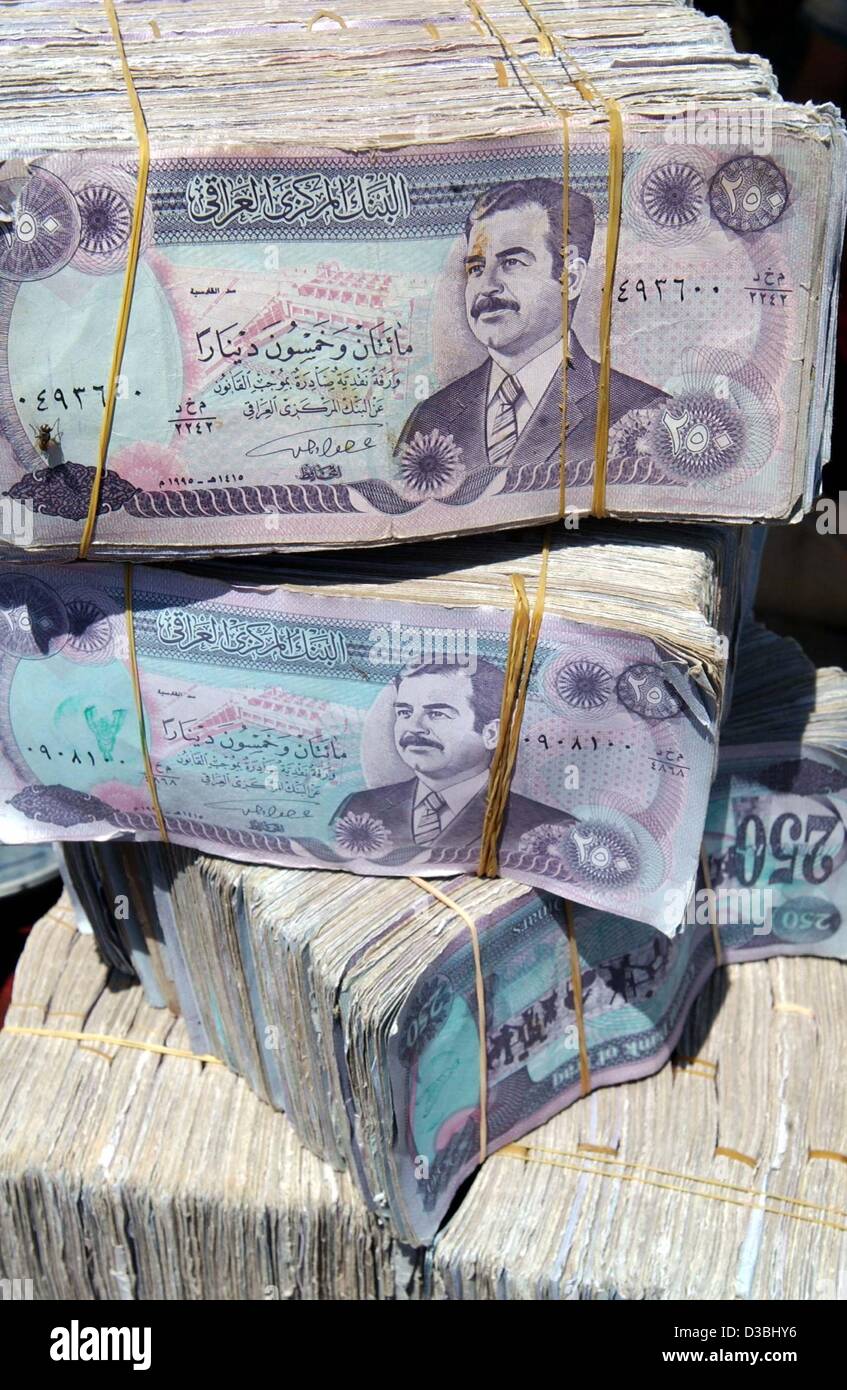 (Afp) - Les cadres de Dinar iraquien 250 billets portant l'effigie de Saddam Hussein sont affichés sur un tableau d'un changeur de monnaie iraquienne dans une rue de Bagdad, 29 avril 2003. Top U.S. et le pétrole iraquien ont tenu leur première réunion le 29 avril à la relance de l'industrie considérée comme essentielle pour la reconstruction o Banque D'Images