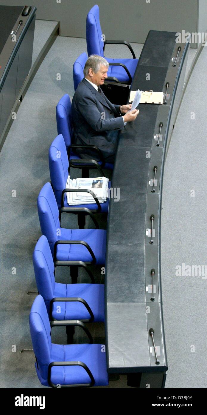 (Afp) - Le ministre de l'Intérieur allemand Otto Schily est assis seul dans la première ligne dans le Bundestag, à Berlin, 9 mai 2003. Le Bundestag, le 9 mai a adopté la nouvelle loi sur l'immigration encore une fois avec une majorité de la SPD et Verts. Les conservateurs de la CDU/CSU ont voté contre la nouvelle loi, et la Banque D'Images