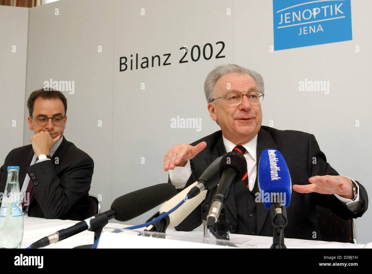 (Afp) - Lothar Spaeth (R), directeur général de l'Allemand Jenoptik groupe optique, et Alexander von Witzleben, directeur financier et directeur général désigné de Jenoptik, annoncer les résultats de la société au cours de l'équilibre (Bilanz) conférence de presse à Jena, Allemagne de l'Est, 29 avril 2003. La Jenoptik s'attend à une augmentation du chiffre d'affaires en 2003, Banque D'Images