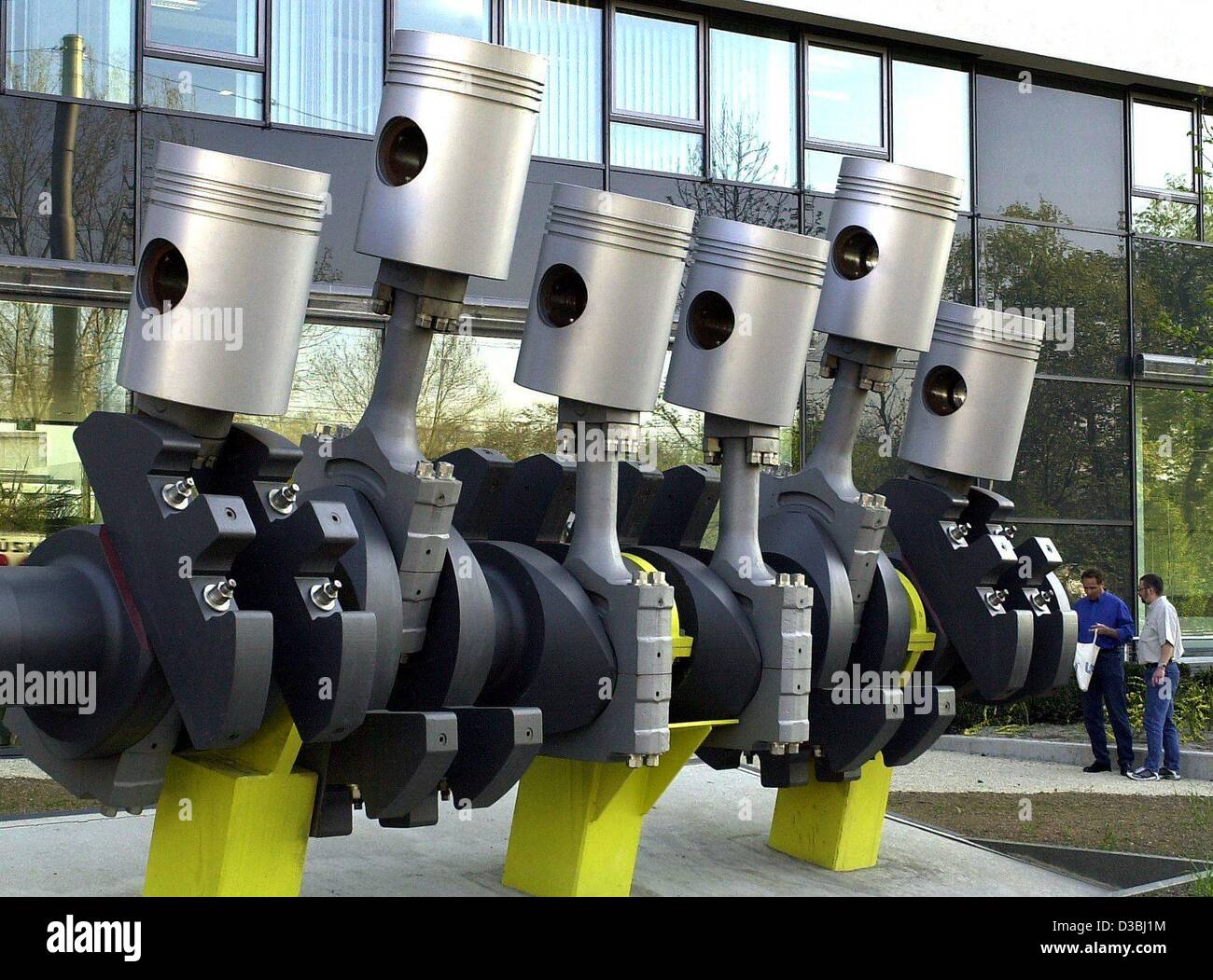 Afp) - Des pistons pour un moteur de voiture se dressent comme une sculpture  en face d'un bâtiment de l'fabricant de pièces automobiles Mahle en  Stuttgart-Bad Cannstatt, Allemagne, 16 avril 2003. Le