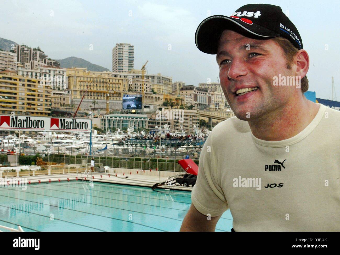(Afp) - Formule 1 pilote néerlandais Jos Verstappen (Minardi-Cosworth) pose en avant de la formation gratuite à Monaco, 29 mai 2003. Ce dimanche 1 juin, le Grand Prix de Monaco aura lieu qui est la septième station de cette année, le championnat de Formule 1. Banque D'Images