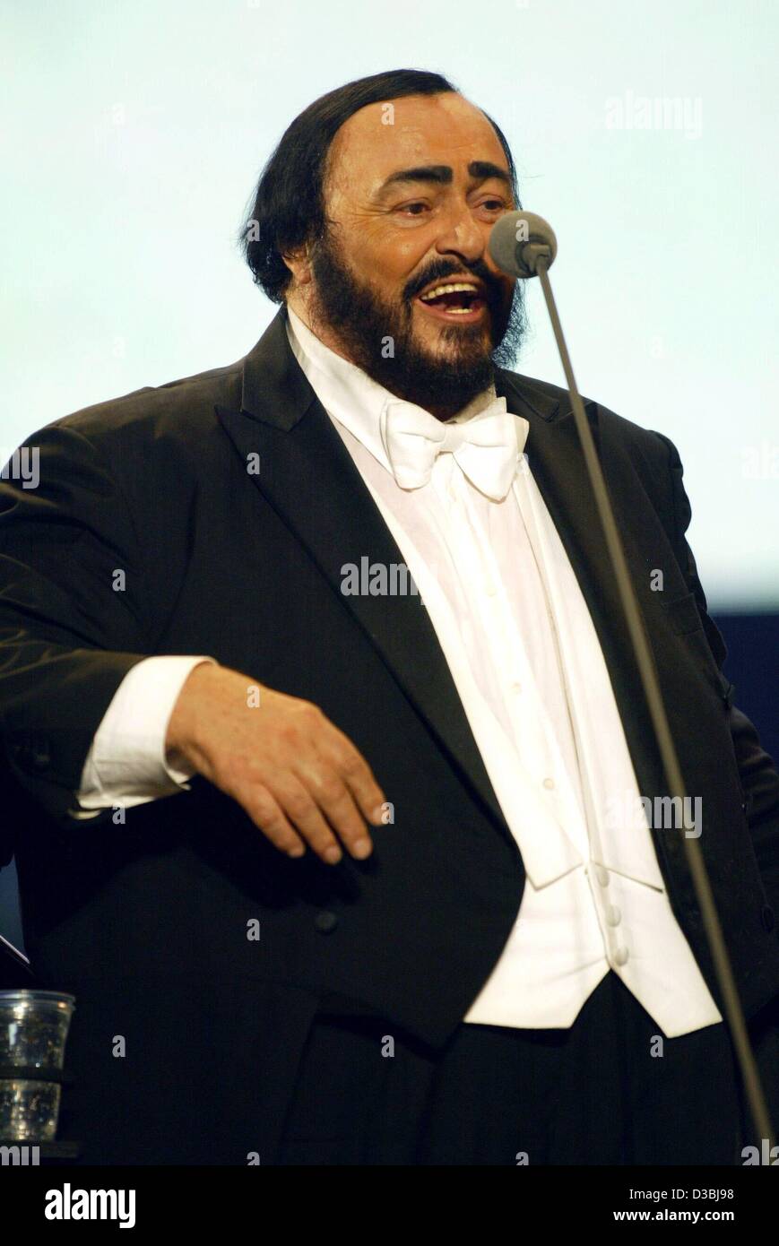 (Afp) - Le célèbre ténor italien Luciano Pavarotti performes au 'Pavarotti and Friends' 10e concert de charité, qu'il a fondée, à Modène, Italie, 27 mai 2003. Banque D'Images