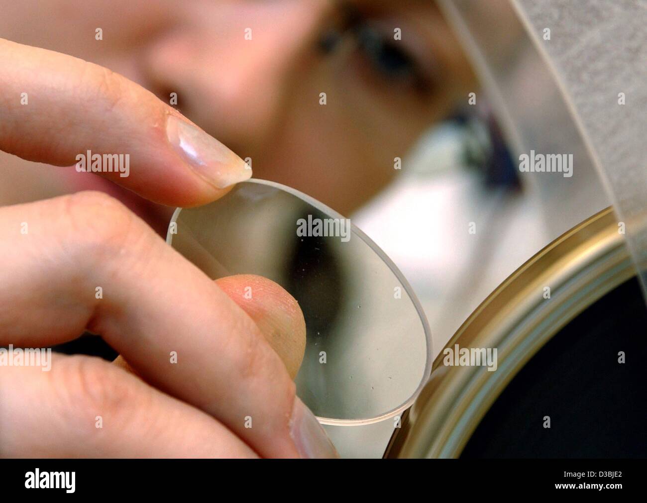 (Afp) - Un employé dans l'atelier de verre résistant à la succursale locale de Apollo Optik, l'opticien et lunettes corporation Frankfurt Oder, Allemagne, 1 mai 2003. L'an dernier, environ 55  % des lunettes ont été commandés directement auprès de l'opticien. Cela souligne la tendance continue des clients de Banque D'Images