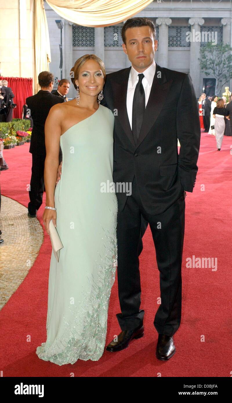 (Afp) - entre nous et l'actrice Jennifer Lopez popstar ('Maide dans Manhattan", "le mariage", "hors de vue"), pose avec son fiancé-nous l'acteur Ben Affleck ('Daredevil', 'Pearl Harbor', 'Shakespeare in Love') à la 75e Academy Award show à Hollywood, le 23 mars 2003. Banque D'Images