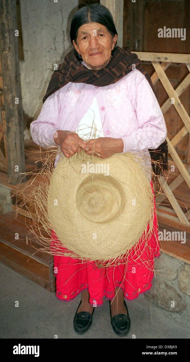 (Afp) - Les 80 ans de l'osier Rosa Gonzales pose avec un self-made Chapeau Panama à Azoguez, Equateur, 3 juillet 2002. L'Équateur est l'origine de l'Panama Hat, qui probablement l'erreur nom parce qu'il a d'abord été exporté vers le Panama avant qu'il a été répandu à travers le monde. La "Panama hat" a été pré Banque D'Images