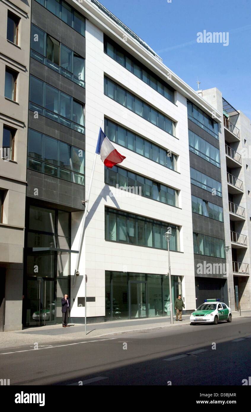 (Afp) - une voiture de police se tient juste en face de l'ambassade de France à la Pariser Platz (Place de Paris) à Berlin, 15 avril 2003. Banque D'Images