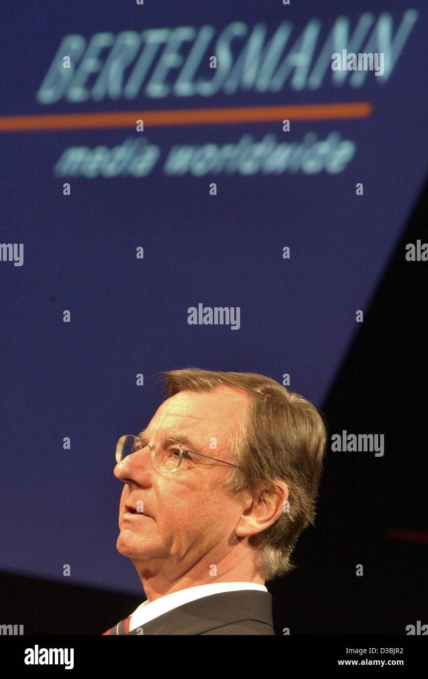 (Afp) - Gunther Thielen, Président du Conseil de la Bertelsmann Media group, photographié pendant les résultats conférence de presse à Berlin, le 25 mars 2003. Le plus grand d'Europe, Bertelsmann Media group, a déclaré qu'il n'a pas suivi la tendance du marché et stagnation de l'économie en faisant des bénéfices d'exploitation de 936 millions d'euros l'an dernier Banque D'Images